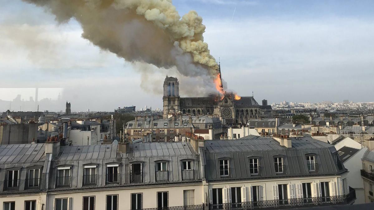У Парижі загорівся Нотр-Дам: обвалилися шпиль і дах собору – фото, відео 