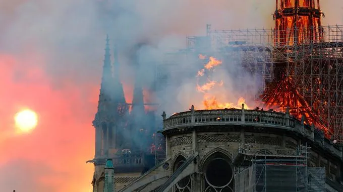 Нотр-Дам, Собор Паризької Богоматері, Франція, пожежа 