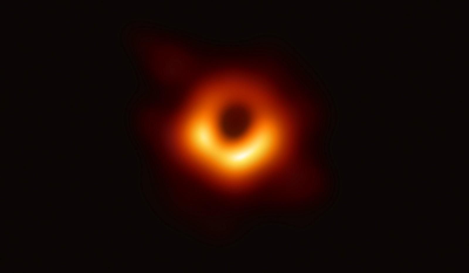 Вчені вже назвали чорну  діру, фото якої зробили нещодавно