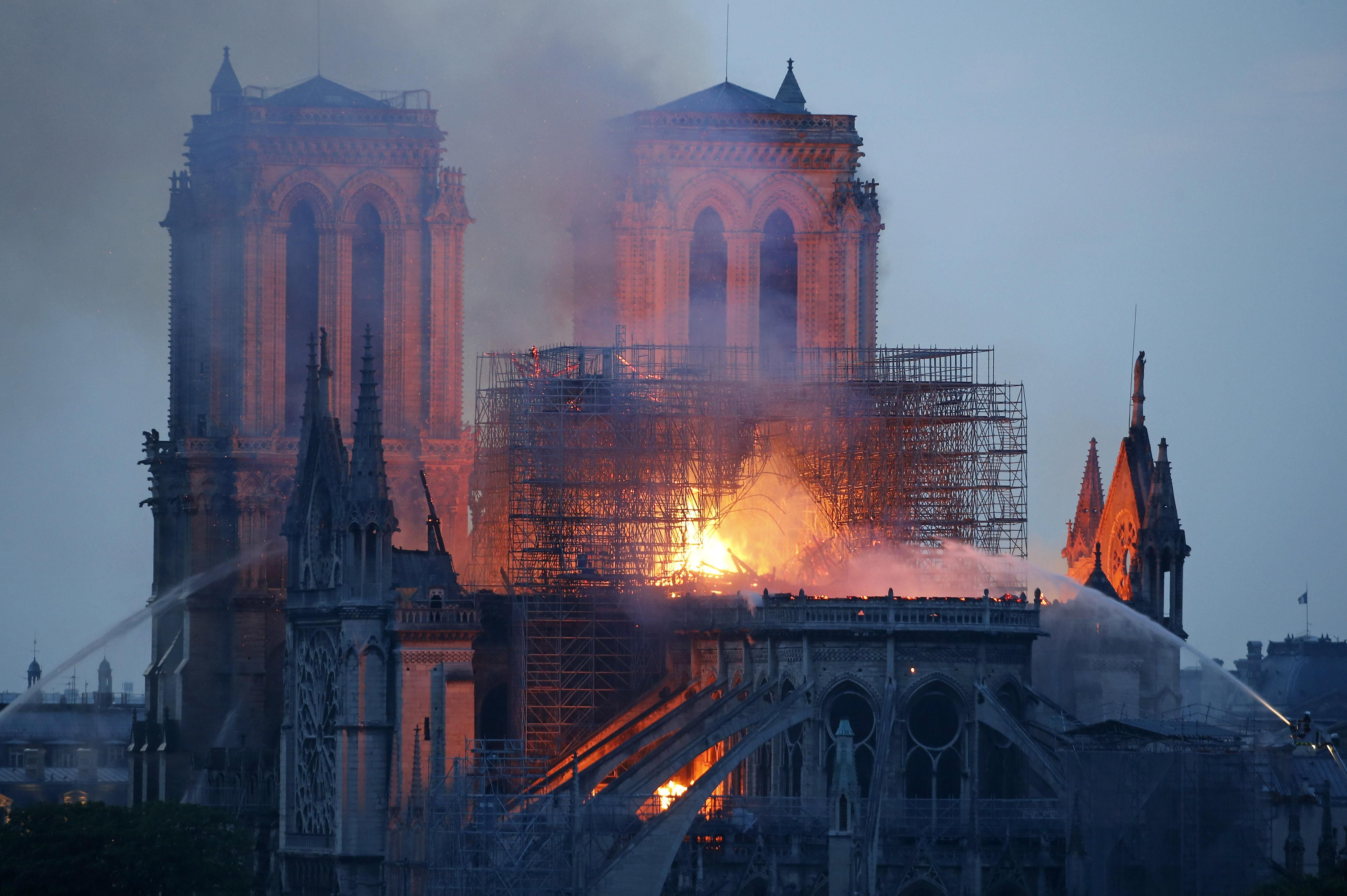 "Горит сердце Парижа": реакция Украины на пожар в Нотр-Дам де Пари