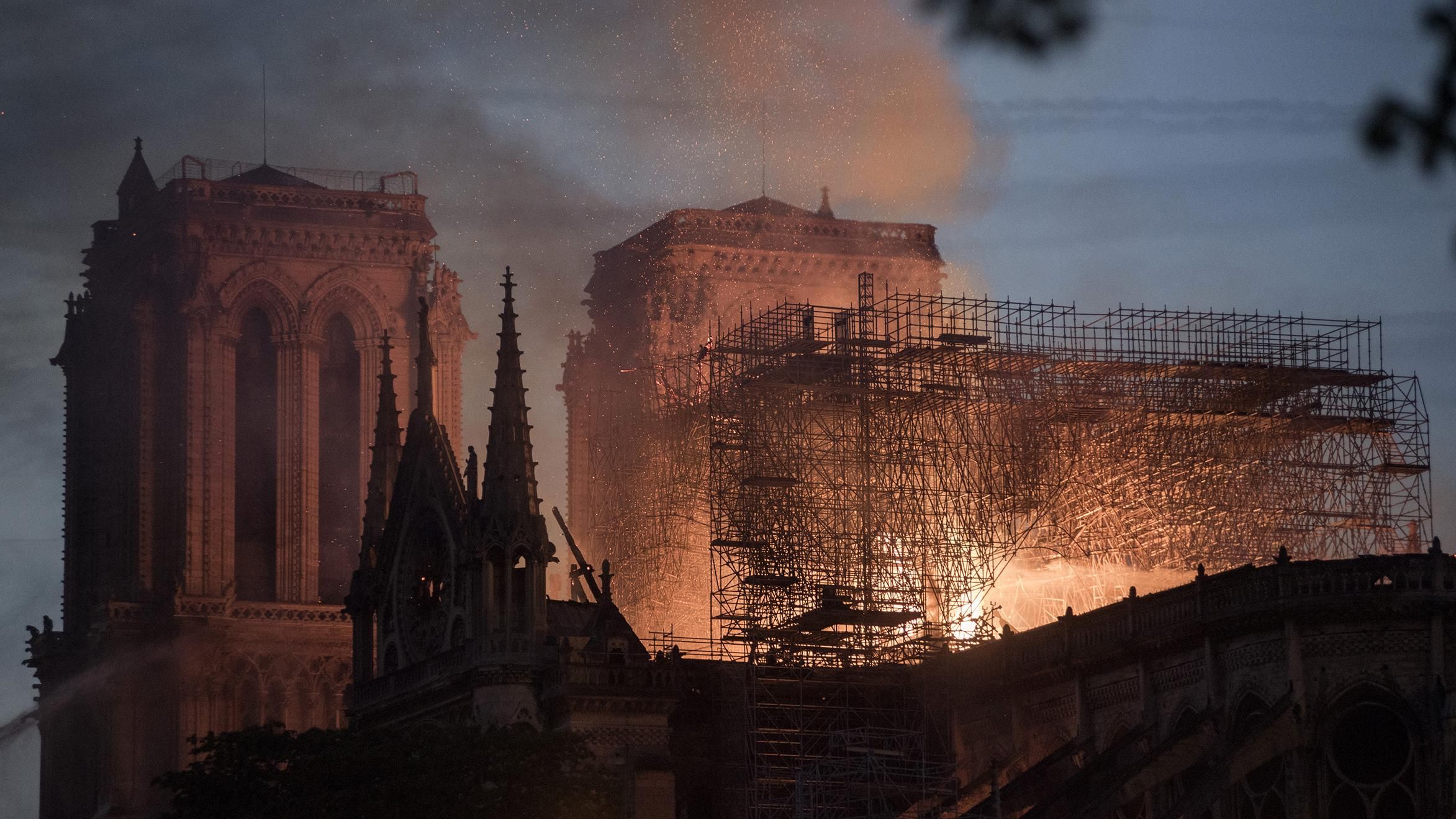 Почему пожар в Нотр-Дам де Пари не гасят с воздуха Почему пожар в Нотр-Дам де Пари не гасят с воздуха