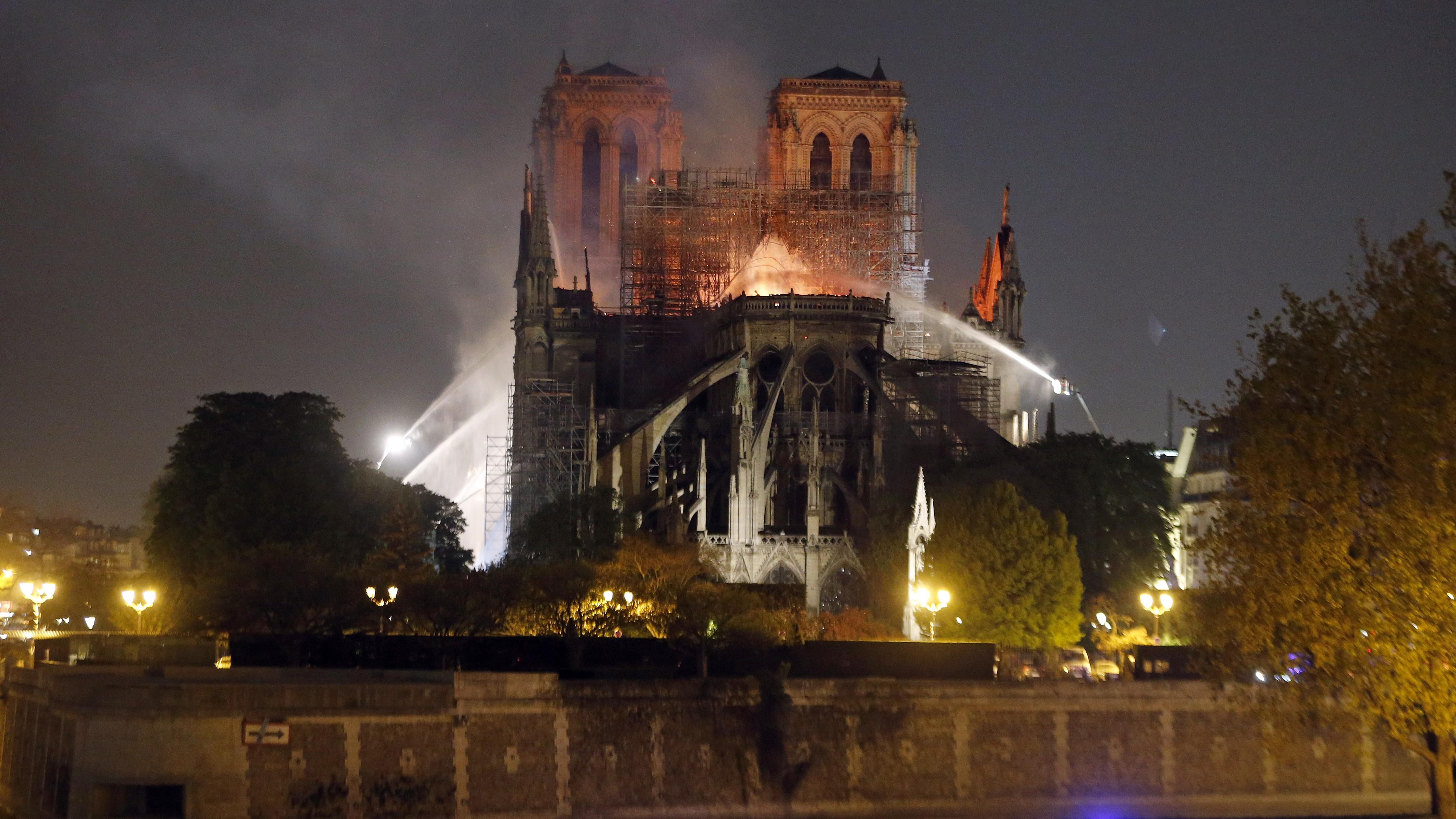 Увесь масштаб пожежі у Нотр-Дамі показали на фото та відео Увесь масштаб пожежі у Нотр-Дамі показали на фото та відео