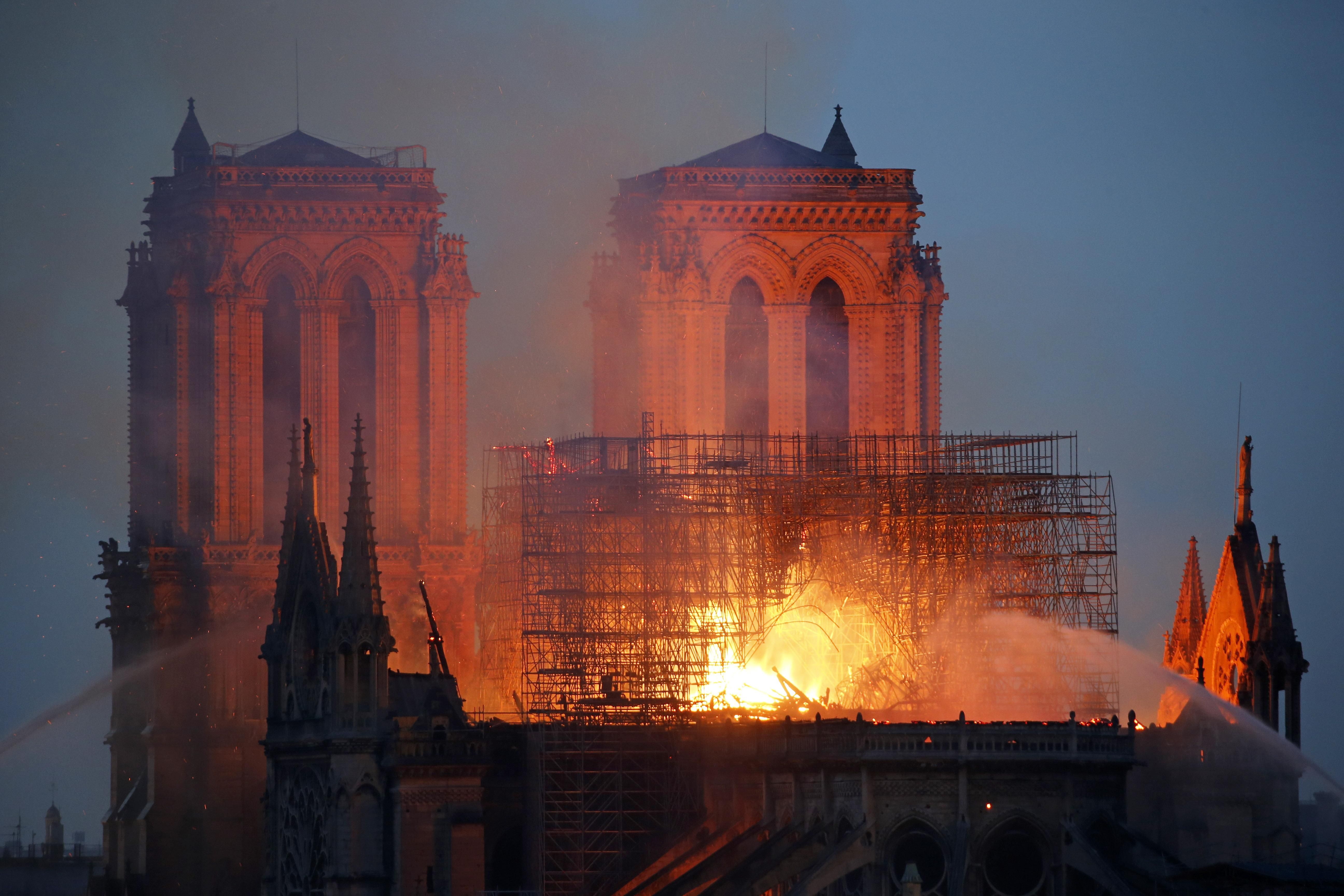 Пожарные спасли каркас Собора Парижской Богоматери, полиция расследует причины пожара