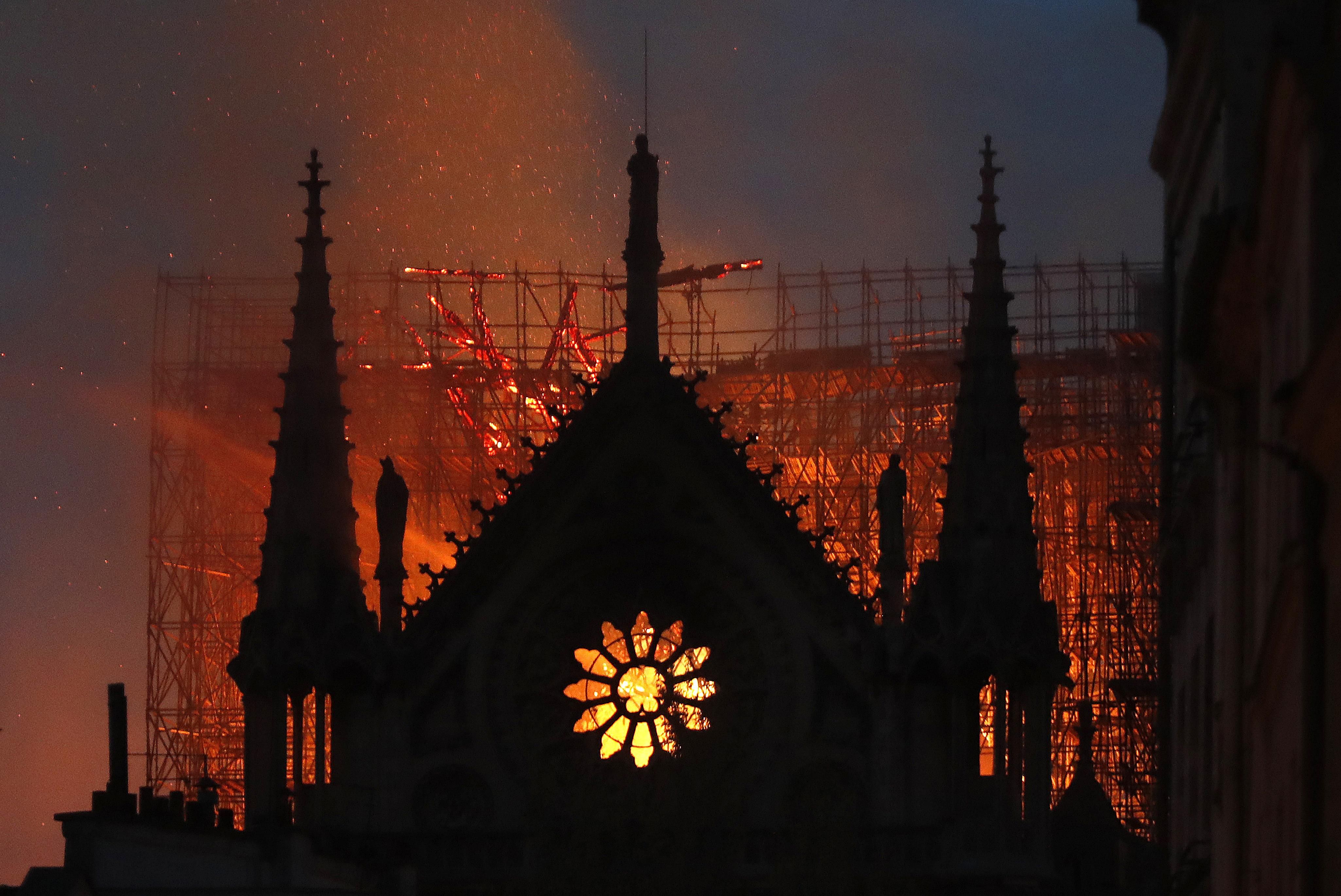 Парижане молились на коленях, когда горел Нотр-Дам: видео