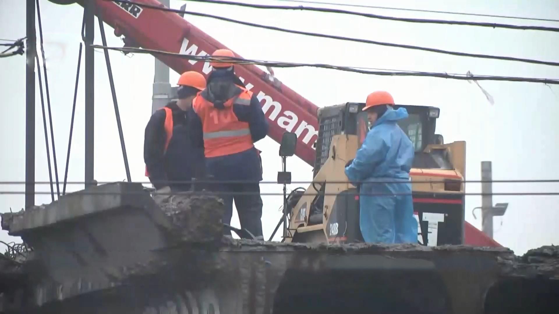 Шулявский мост вывозят из Киева на утилизацию: фото и видео Шулявский мост вывозят из Киева на утилизацию: фото и видео