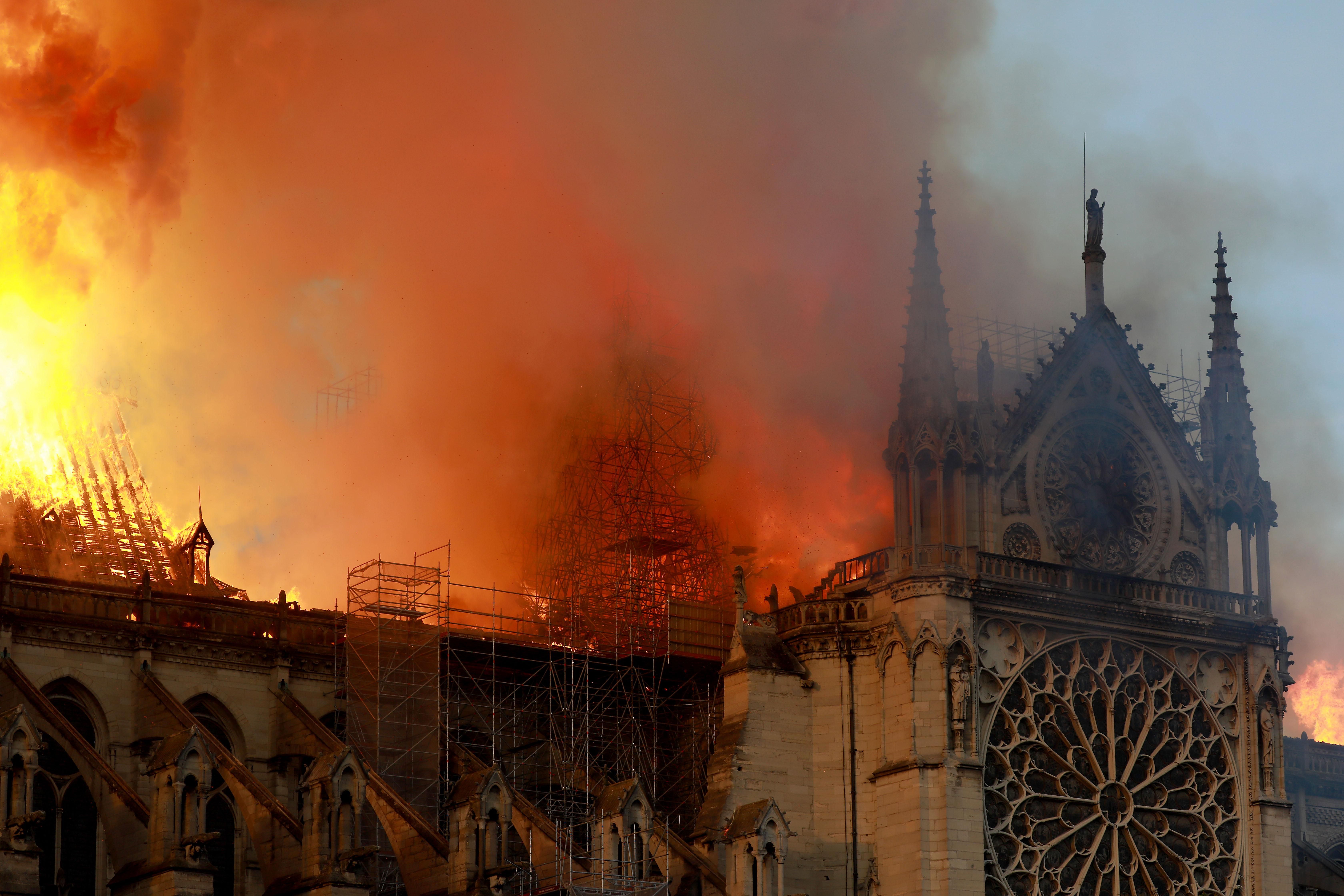 Розбите серце Парижа: пожежа в Нотр-Дамі на обкладинках світових медіа