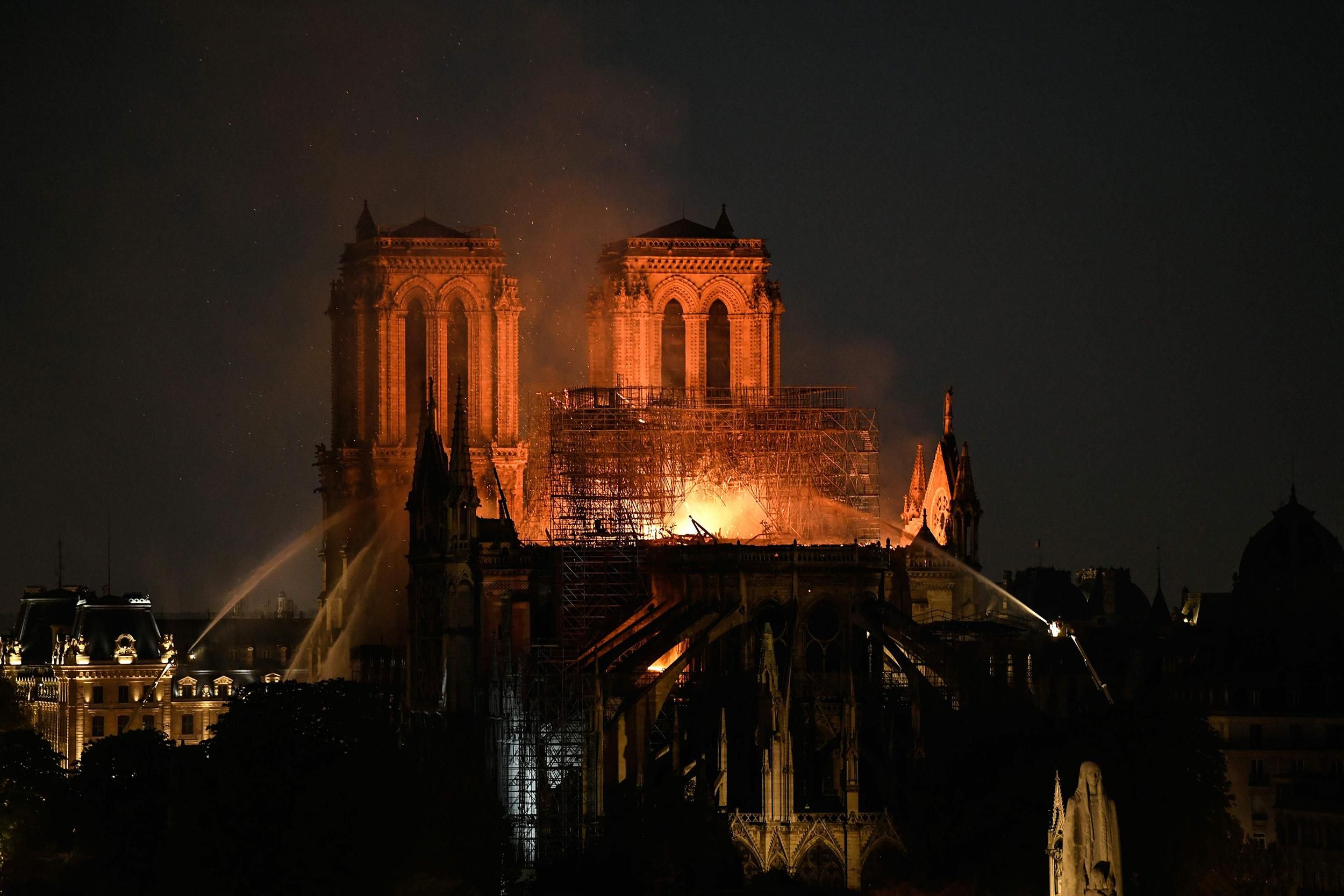 Как парижане приходят в себя от пожара в Нотр-Даме: эксклюзивный комментарий