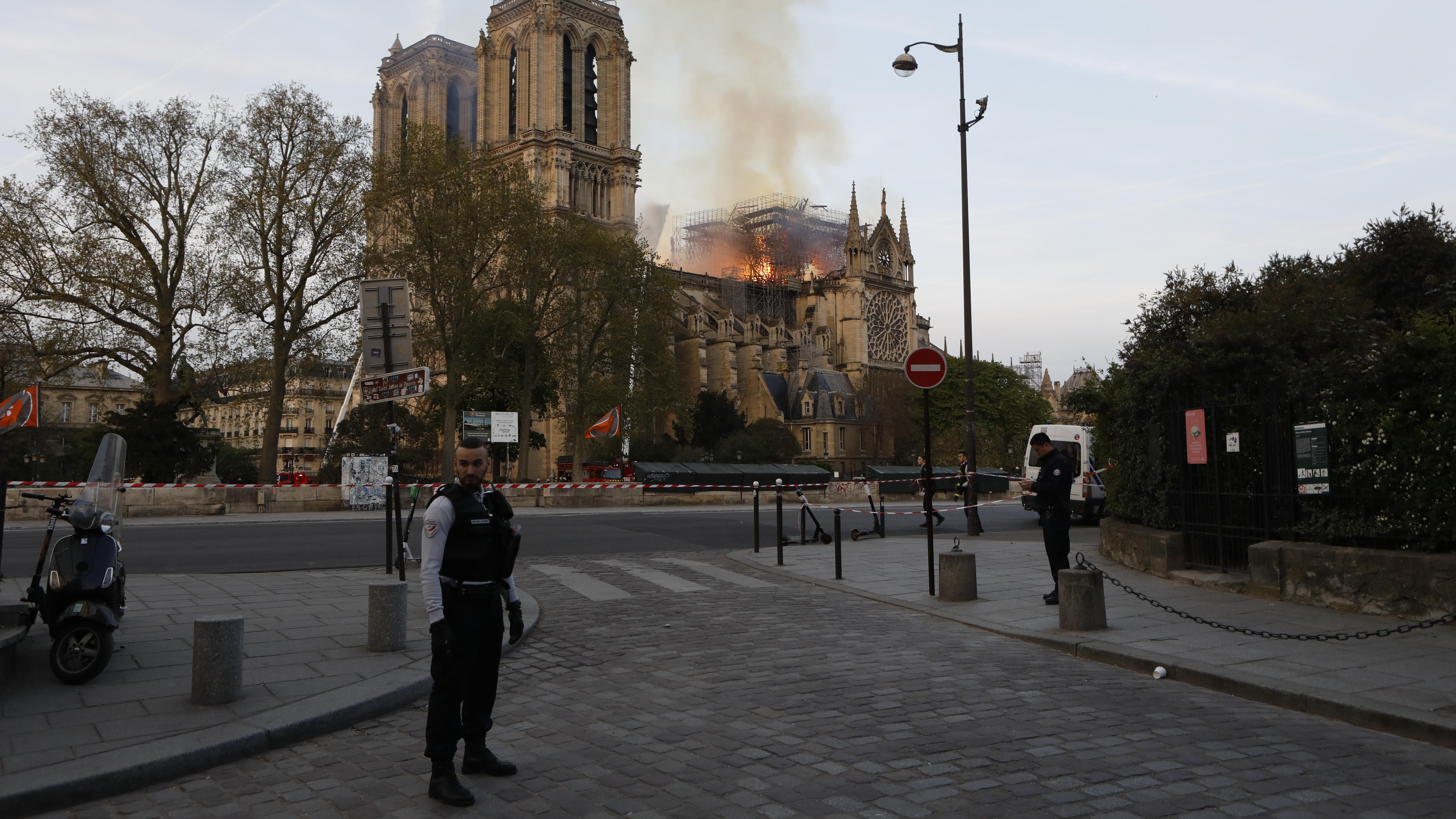 Пожежа в Нотр-Дамі: названо ймовірну причину Пожежа в Нотр-Дамі: названо ймовірну причину