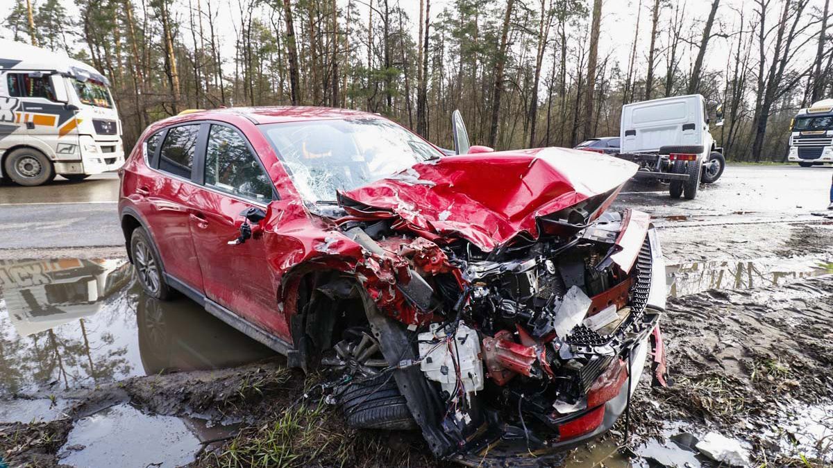 У Києві зіткнулись два авто, одне вилетіло на узбіччя: фото, відео