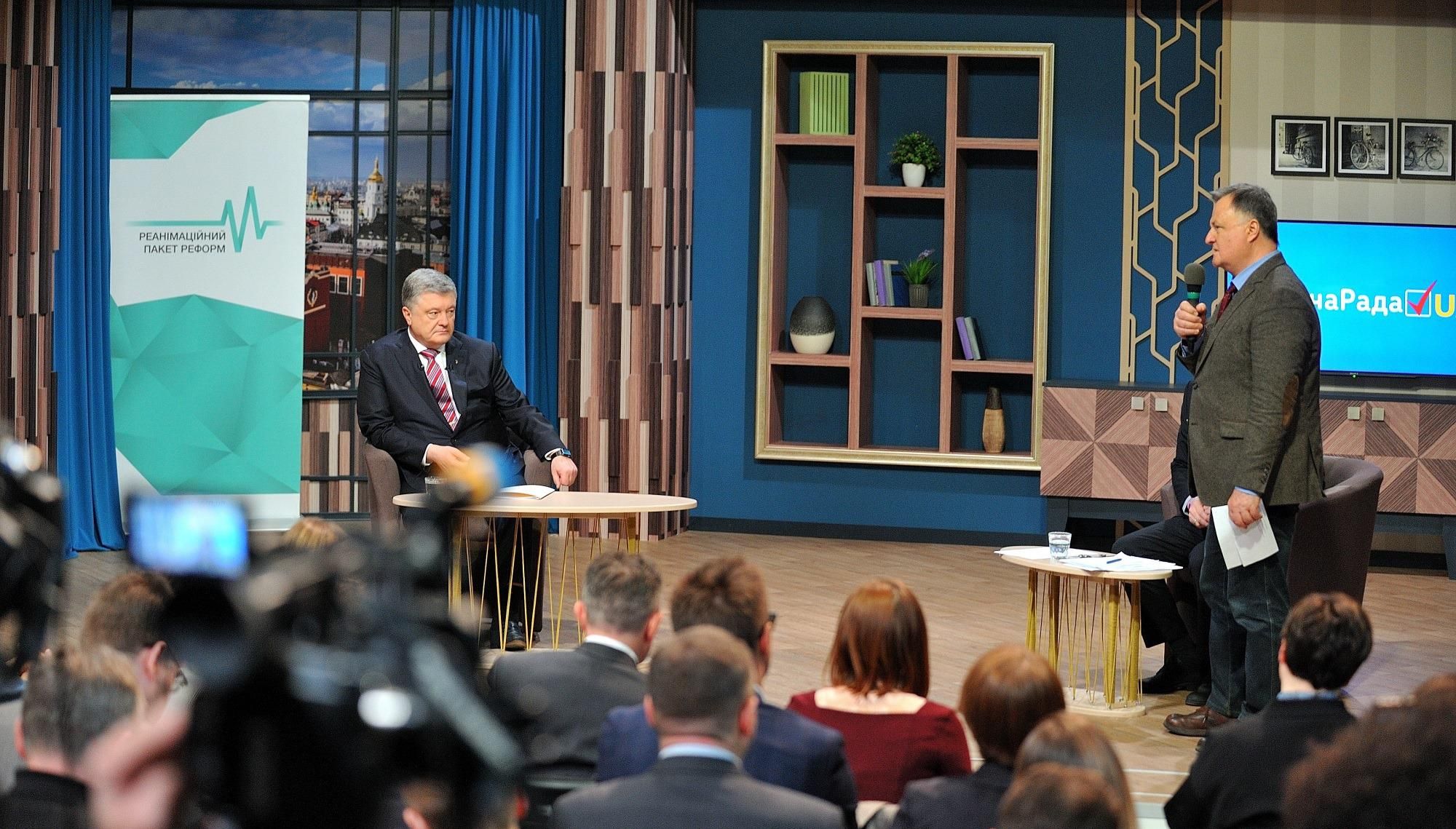 Публічна дискусія перед виборами на Суспільному: Порошенко прийшов, Зеленський – ні Публічна дискусія перед виборами на Суспільному: Порошенко прийшов, Зеленський – ні