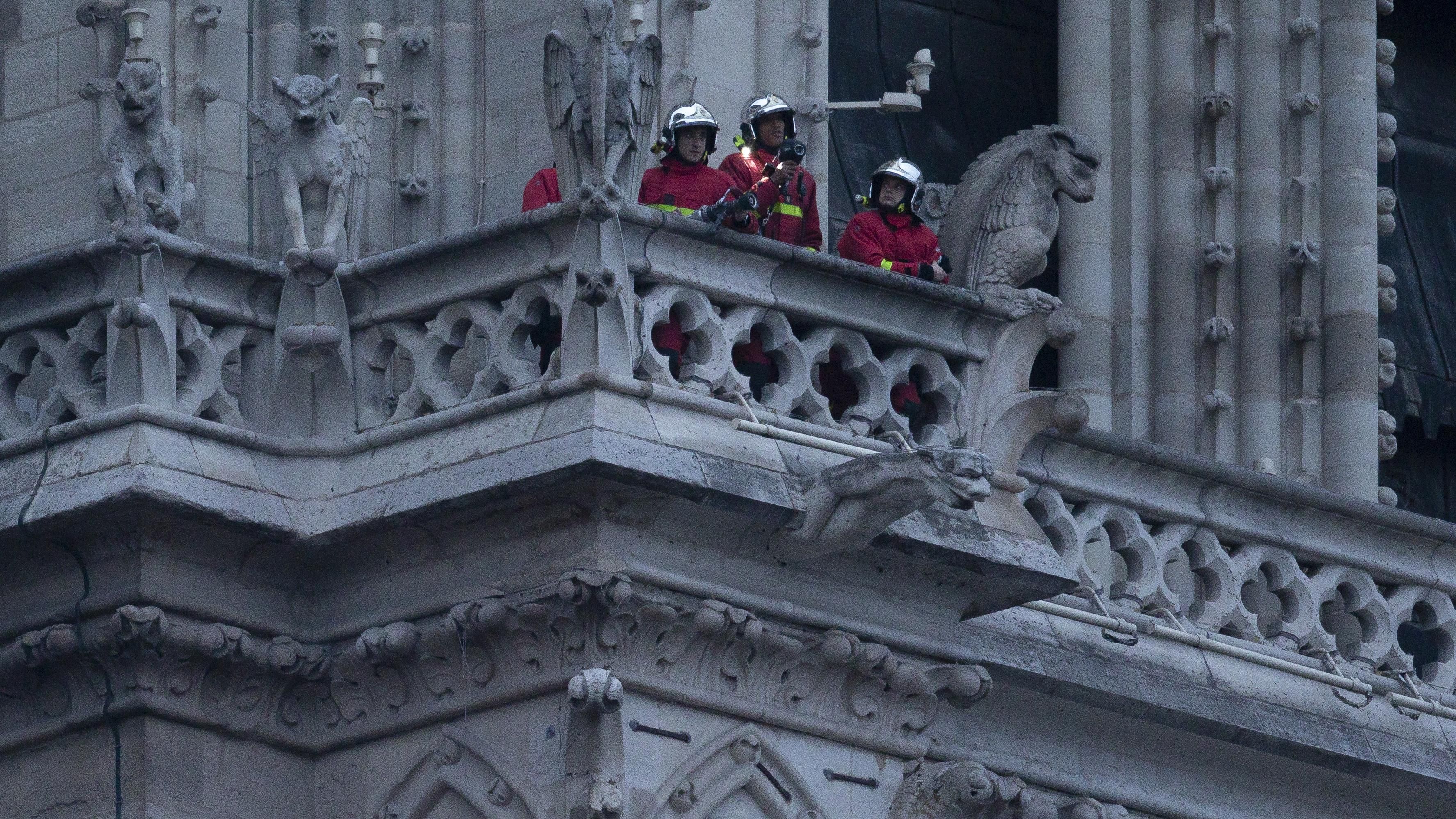 Пожар в Нотр-Даме: еще один трогательный рисунок покорил мир Пожар в Нотр-Даме: еще один трогательный рисунок покорил мир
