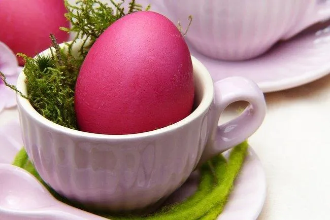 Пофарбувати яйця у бордовий колір дуже легко!