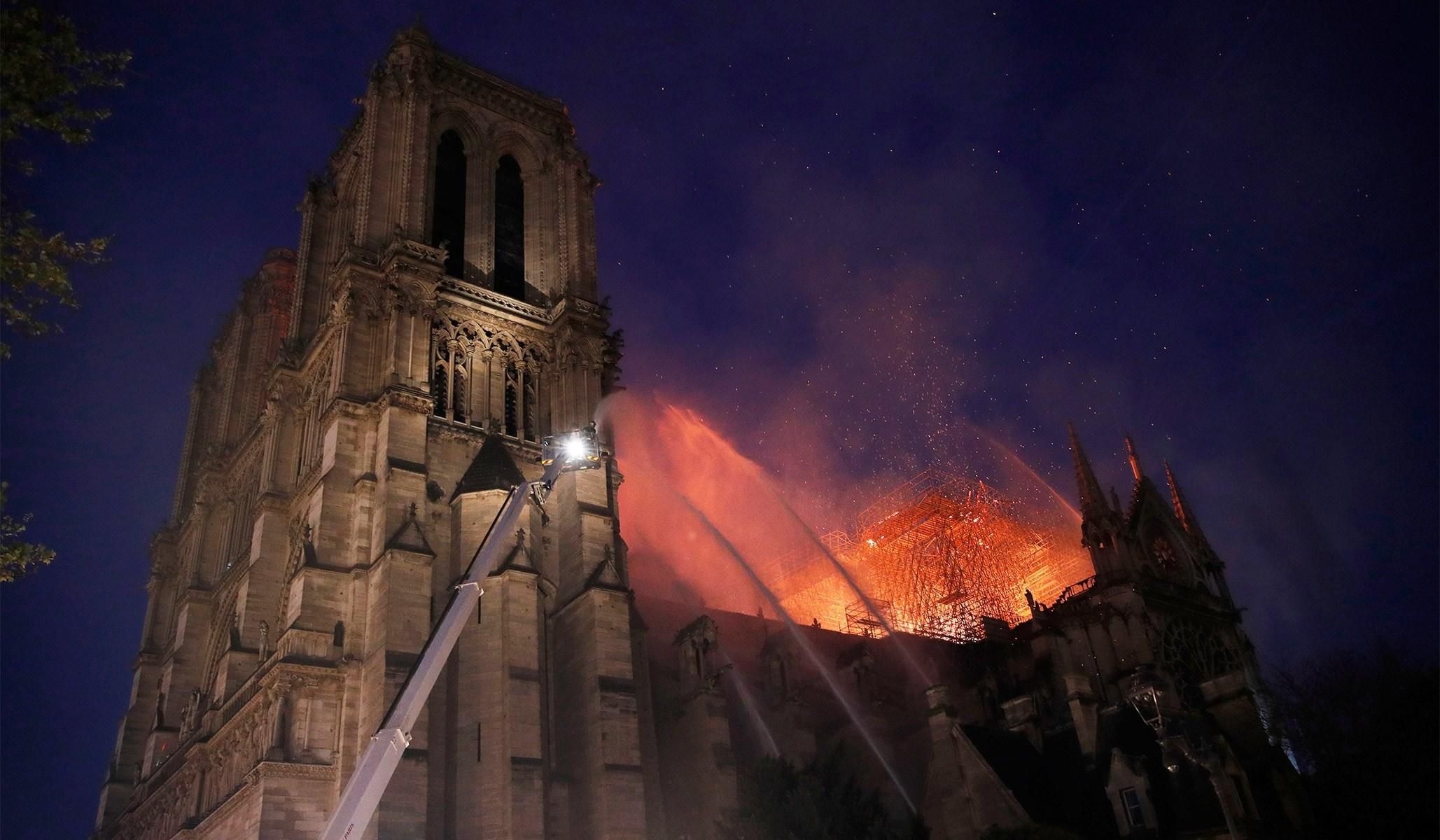 Разрушительный пожар в Нотр-Дам де Пари: чем уникален величественный собор во Франции