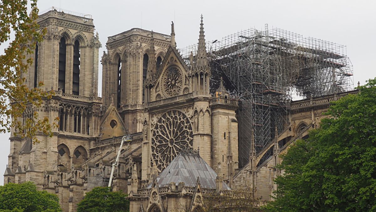 Пожар в Нотр-Даме: еще три элемента собора могут обвалиться Пожар в Нотр-Даме: еще три элемента собора могут обвалиться