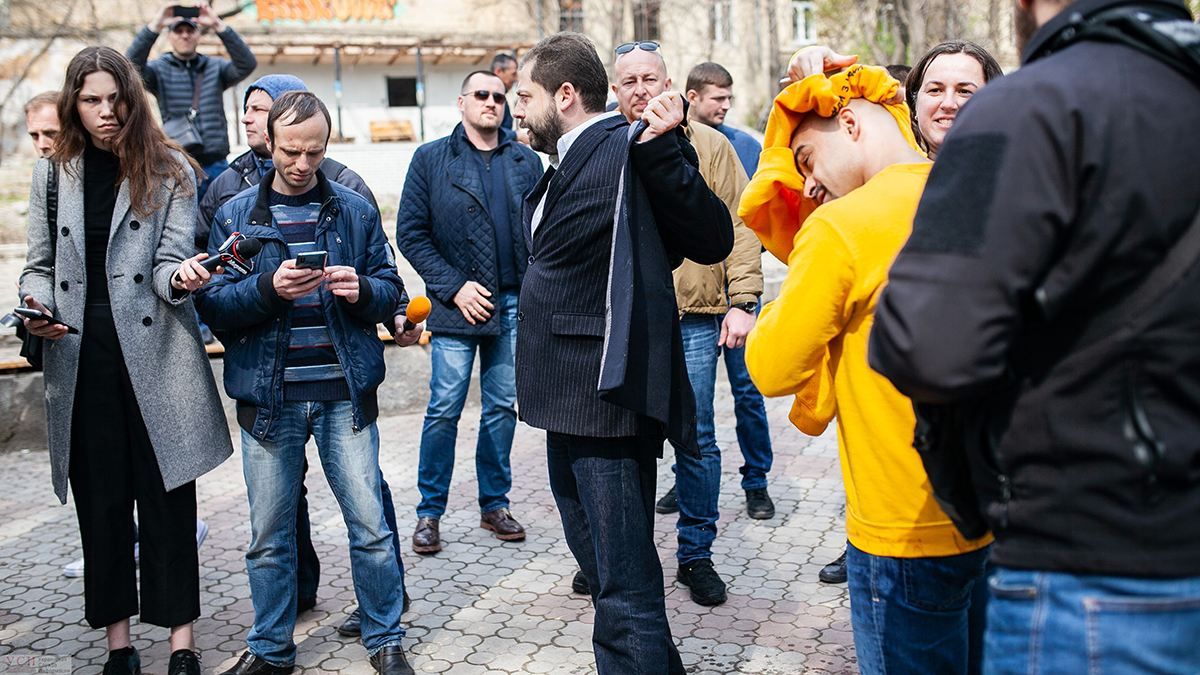 Мустафу Найєма облили нечистотами в Одесі: фото та відео