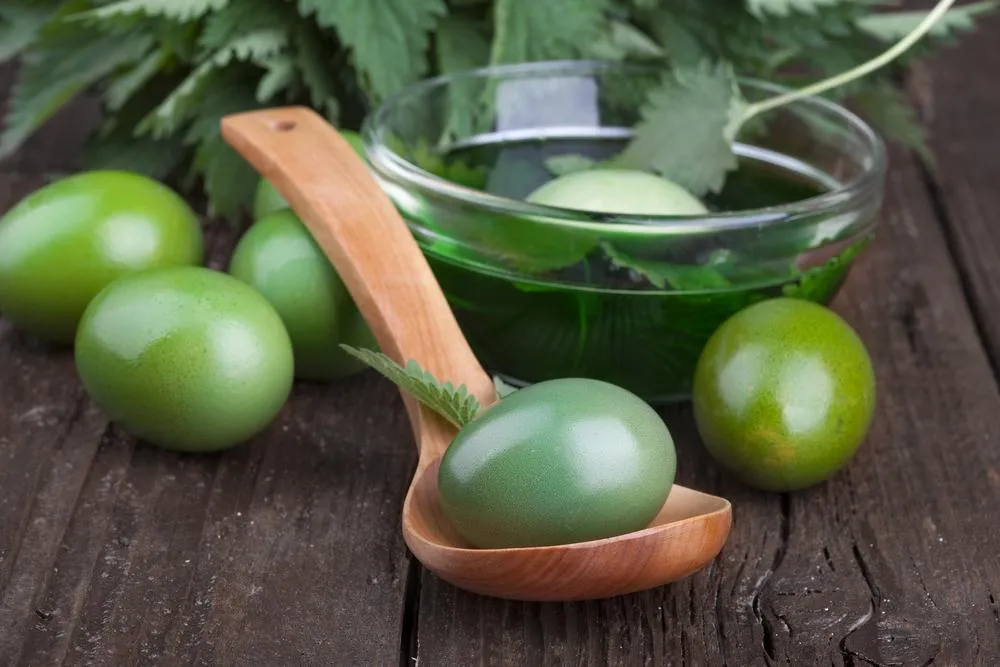 Фарбування яєць зеленкою Фарбування яєць зеленкою