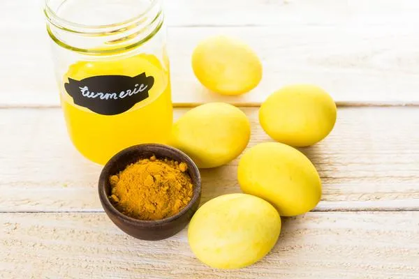 Фарбування яєць куркумою Фарбування яєць куркумою