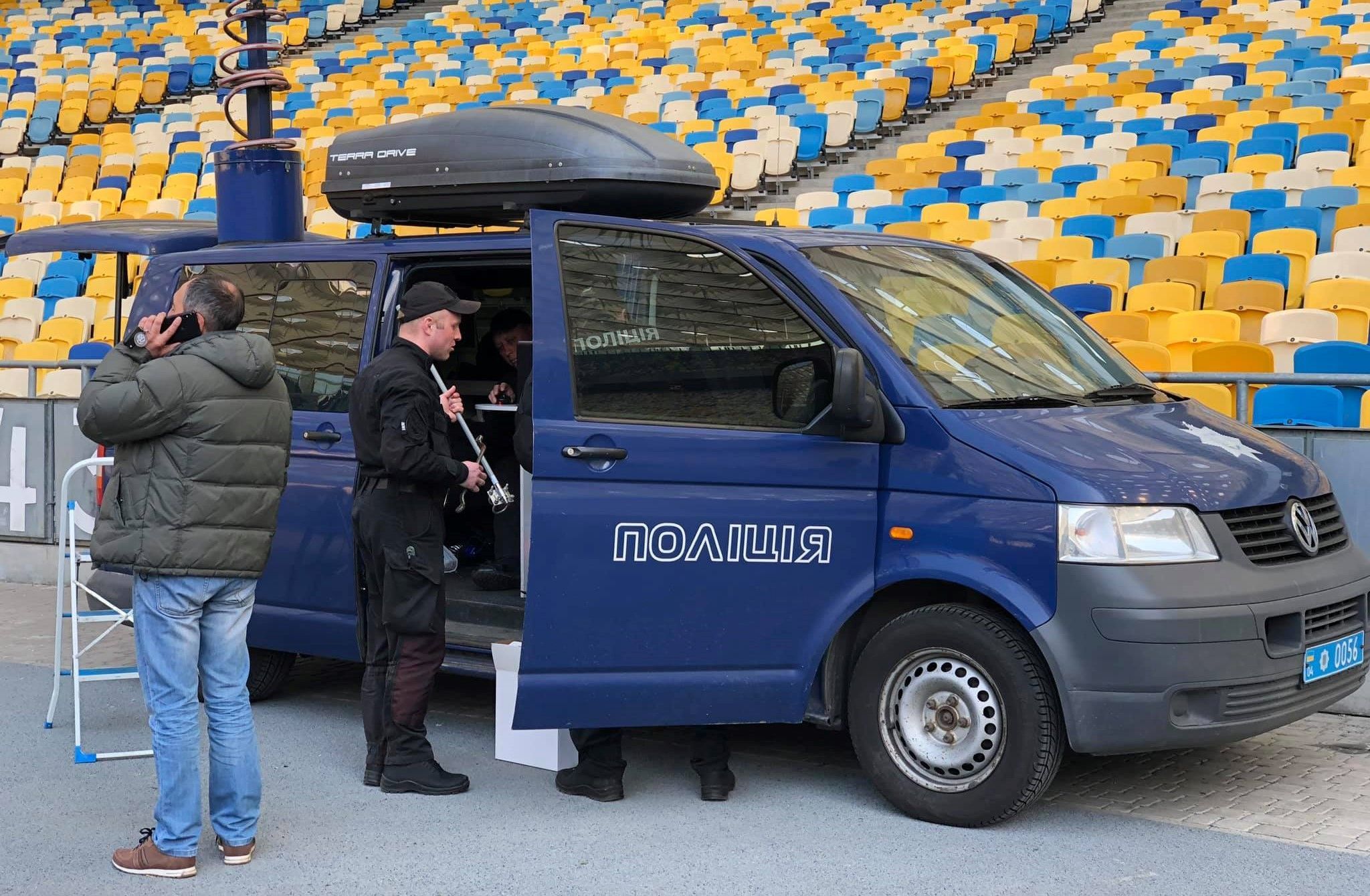 Полиция разобрала одну из сцен Порошенко на "Олимпийском": видео