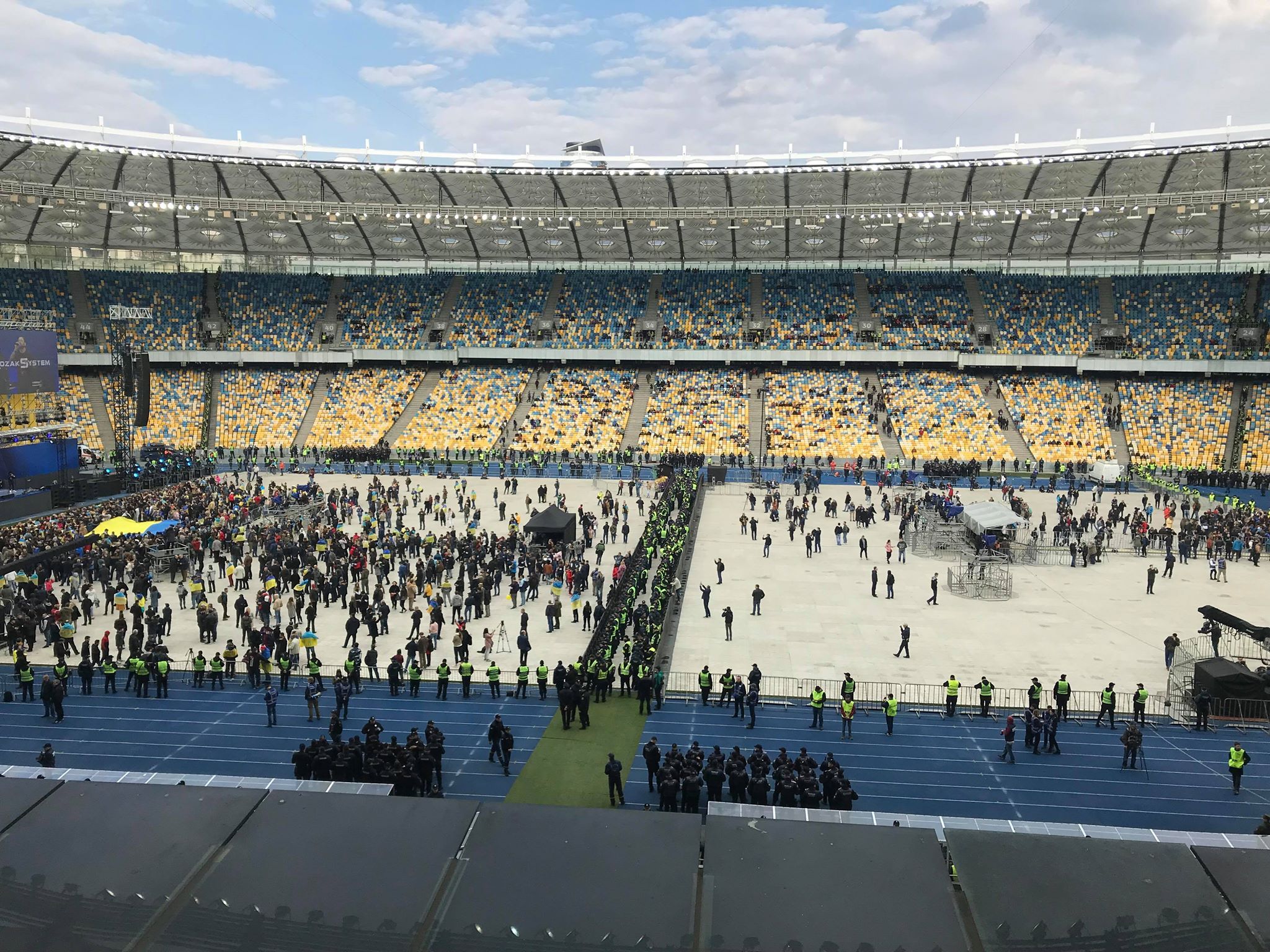 Які виконавці виступили на сценах Зеленського та Порошенка: відео Які виконавці виступили на сценах Зеленського та Порошенка: відео