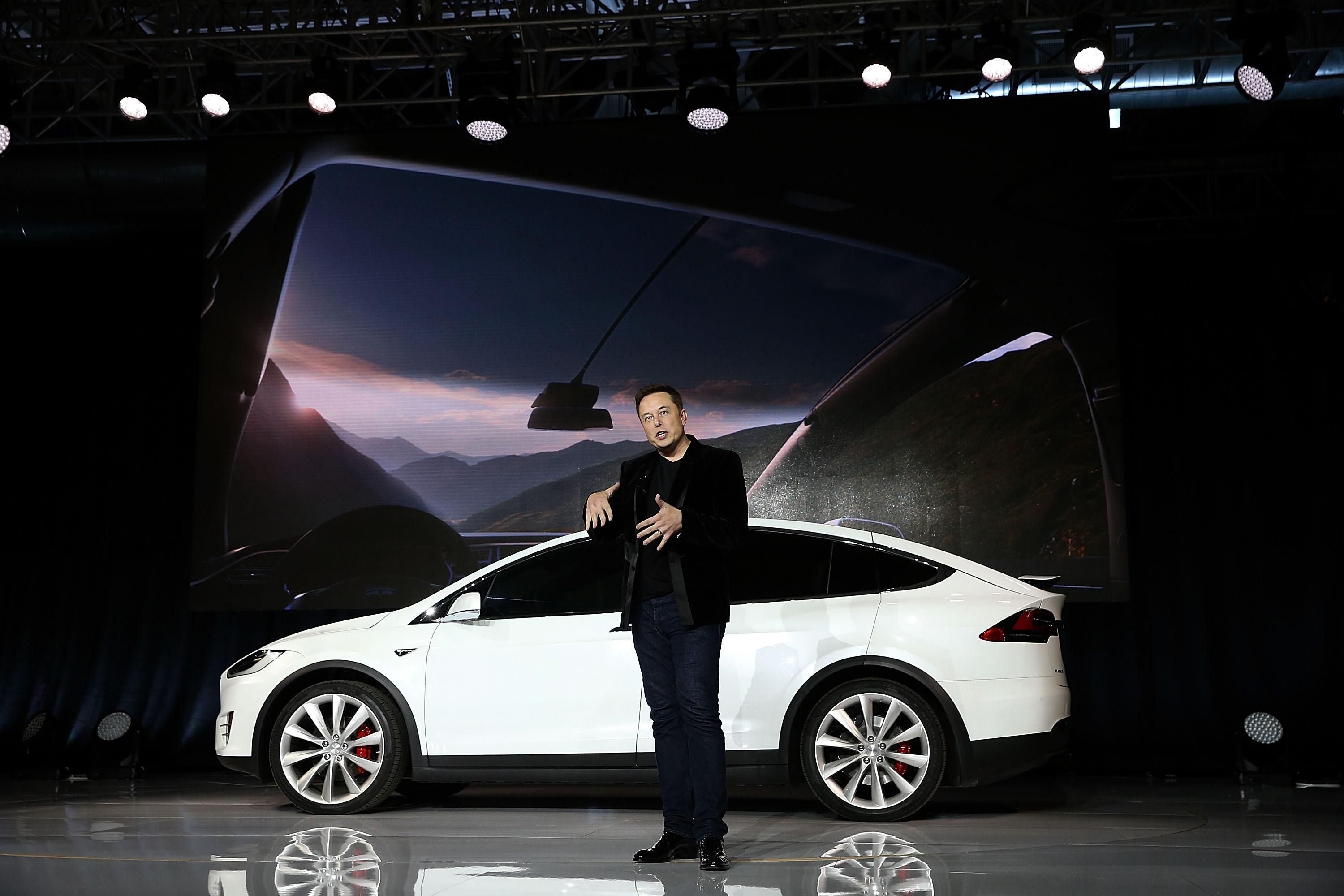 "Автомобілі Tesla перейдуть на повний автопілот": що не так із заявою Маска