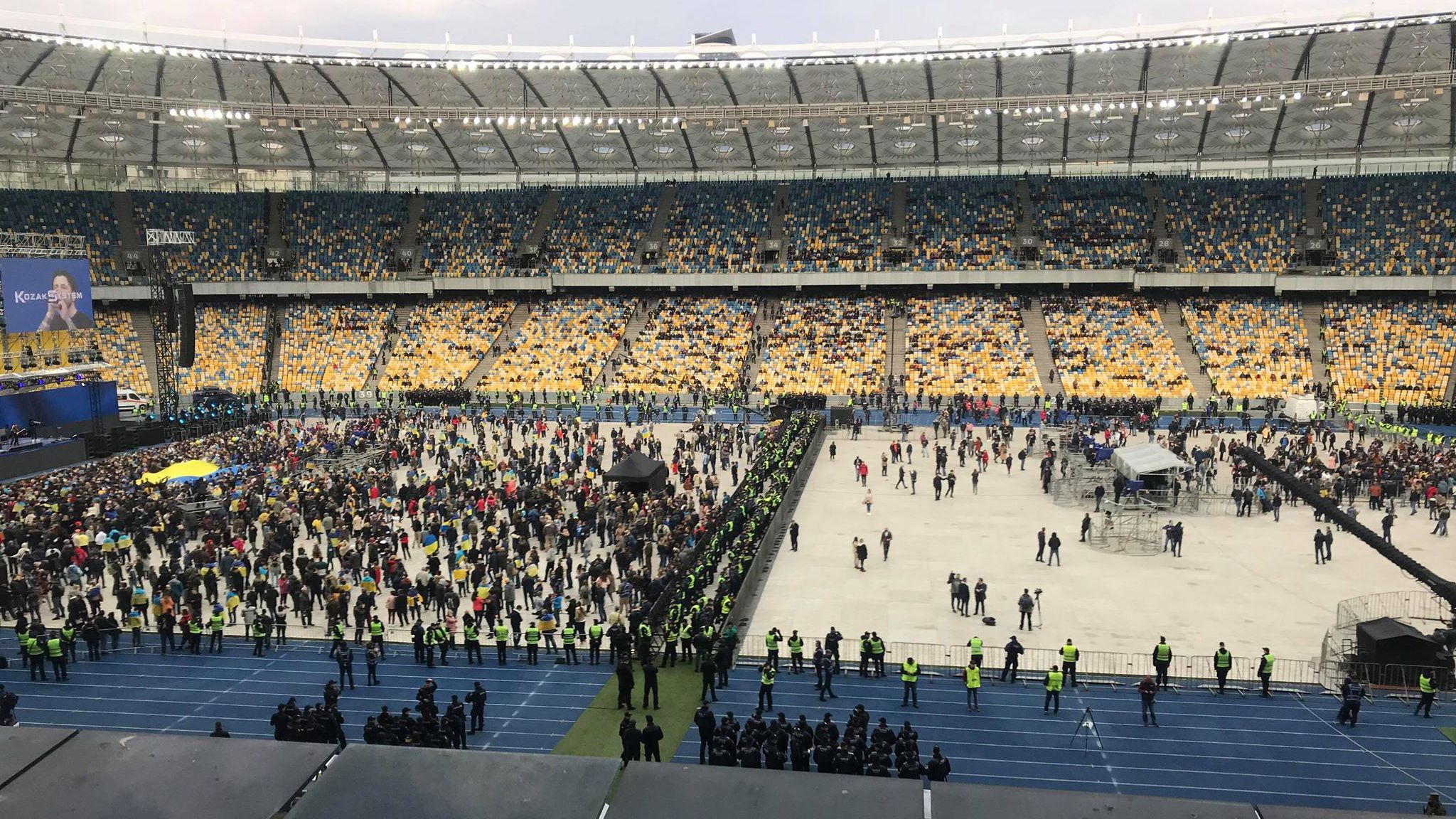 Трибуни перед дебатами Порошенка та Зеленського вигукували "Слава Україні" та "Ганьба": відео Трибуни перед дебатами Порошенка та Зеленського вигукували "Слава Україні" та "Ганьба": відео