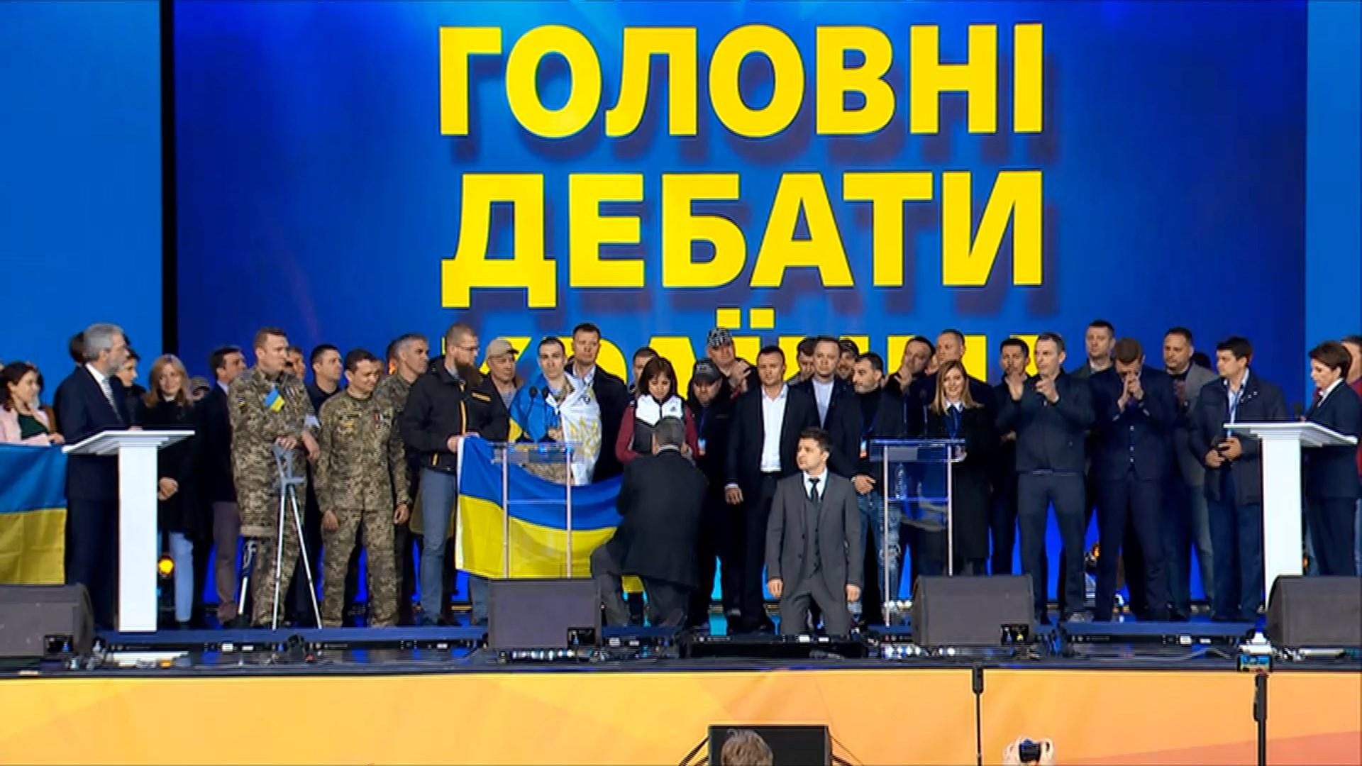 Зеленський і Порошенко стали на коліна на дебатах 19.04.2019 - фото Зеленський і Порошенко стали на коліна на дебатах 19.04.2019 - фото