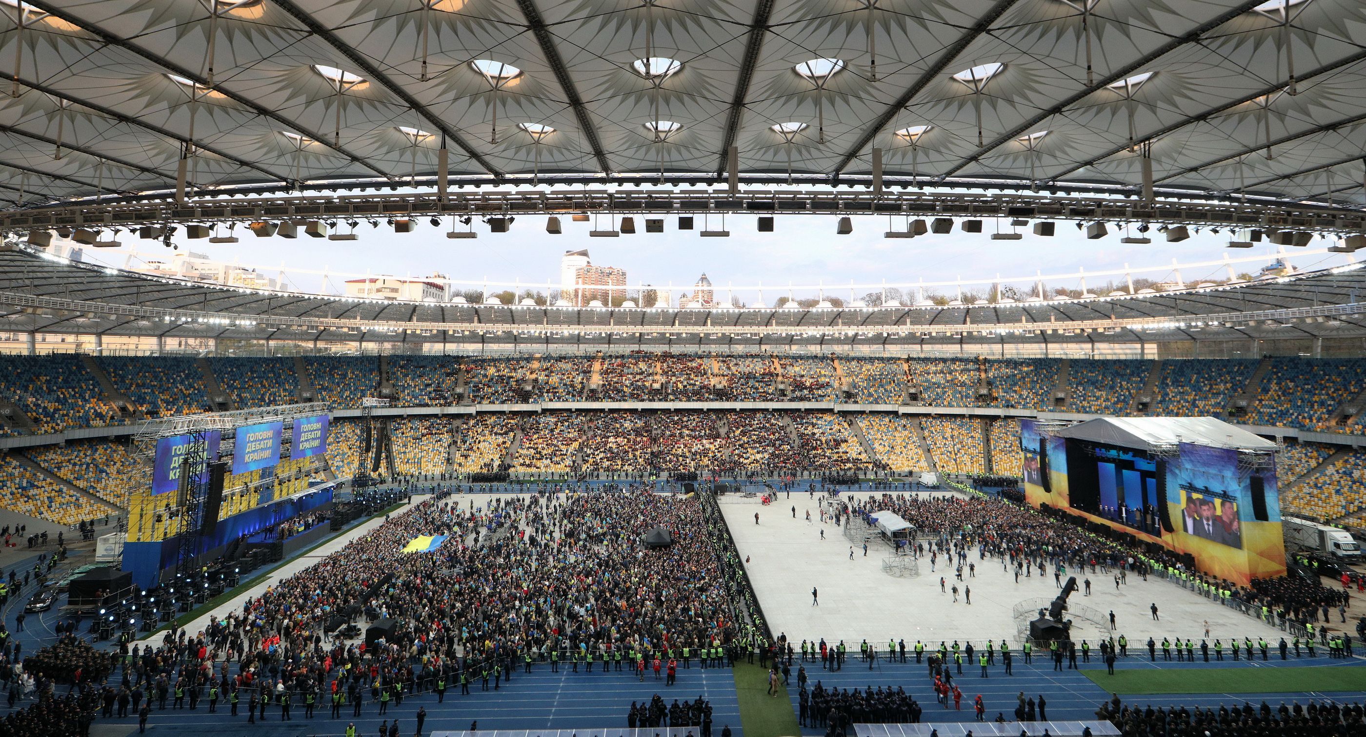 Дебати Зеленського і Порошенка: скільки людей прийшло на "Олімпійський"