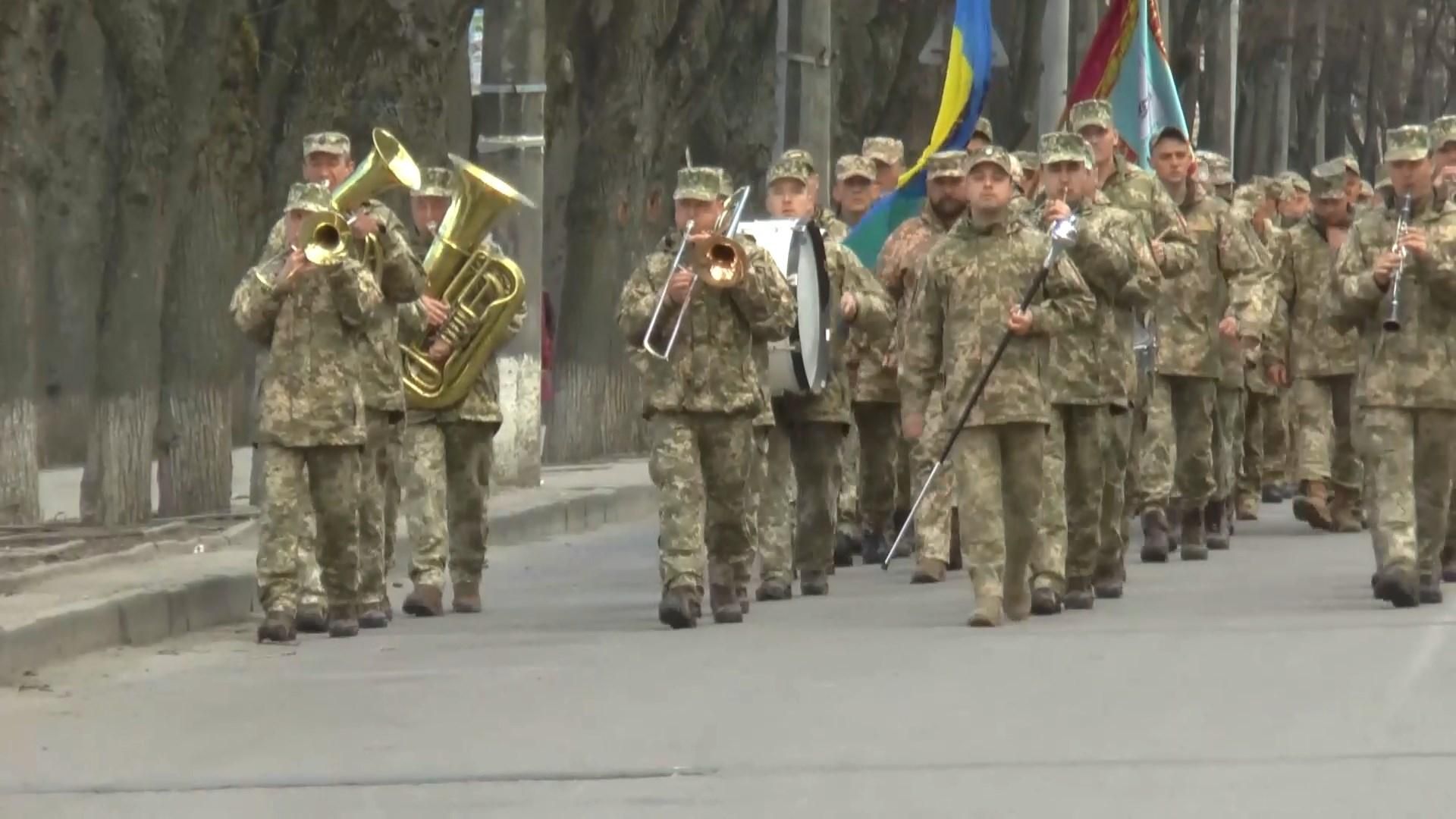 Як у Сумах зустрічають військових, що повернулися з Донбасу