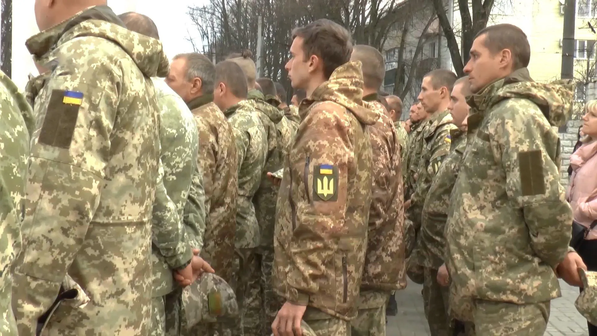 Військовослужбовці вшановують пам'ять загиблого бійця