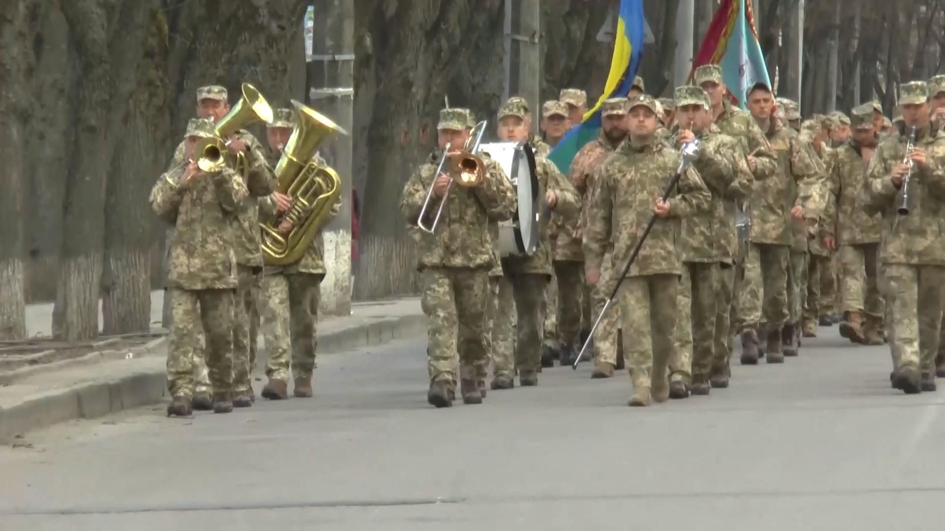 Как в Сумах встречают военных, вернувшихся из Донбасса