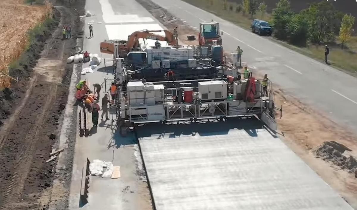 В Україні збудували частину першої бетонної дороги В Україні збудували частину першої бетонної дороги