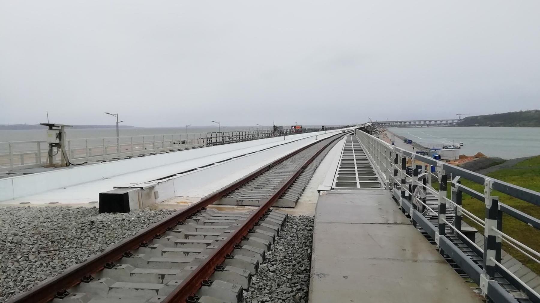 Росія поспіхом добудовує Кримський міст: з'явились нові фото та відео Росія поспіхом добудовує Кримський міст: з'явились нові фото та відео