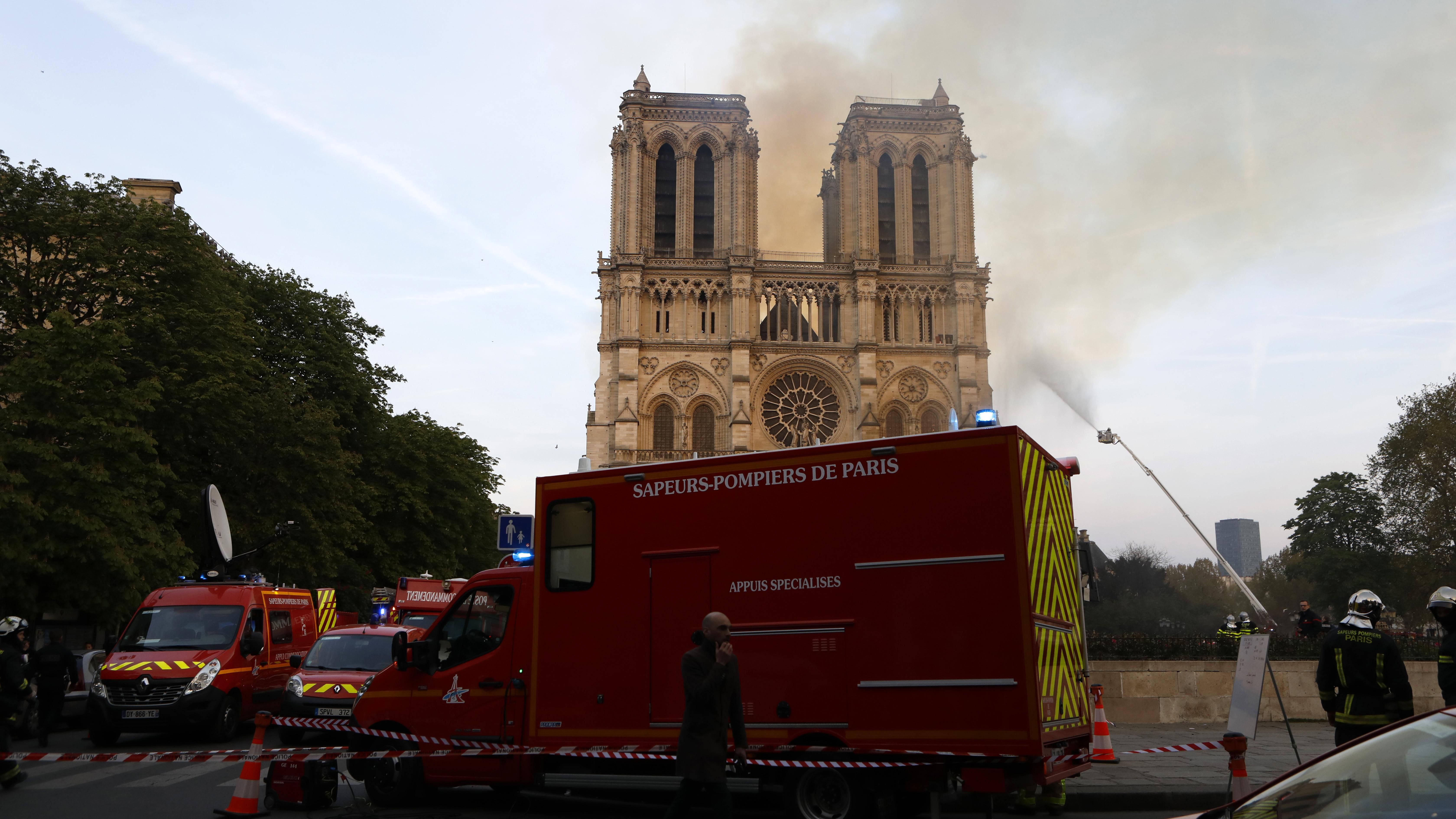 Пожар в Нотр-Даме: следователи установили очаг возгорания Пожар в Нотр-Даме: следователи установили очаг возгорания