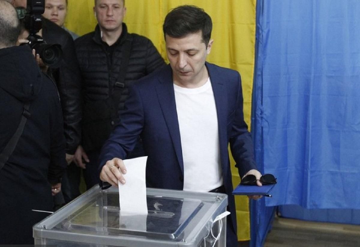 "Досить ґвалтувати країну": активістка Femen зустріла Зеленського перед виборчою дільницею "Досить ґвалтувати країну": активістка Femen зустріла Зеленського перед виборчою дільницею