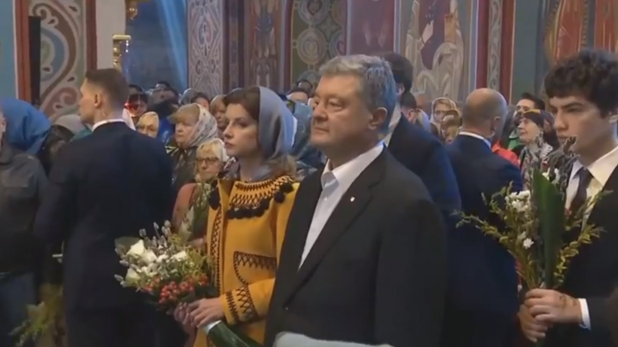 Перед голосуванням Порошенко приїхав у церкву: відео