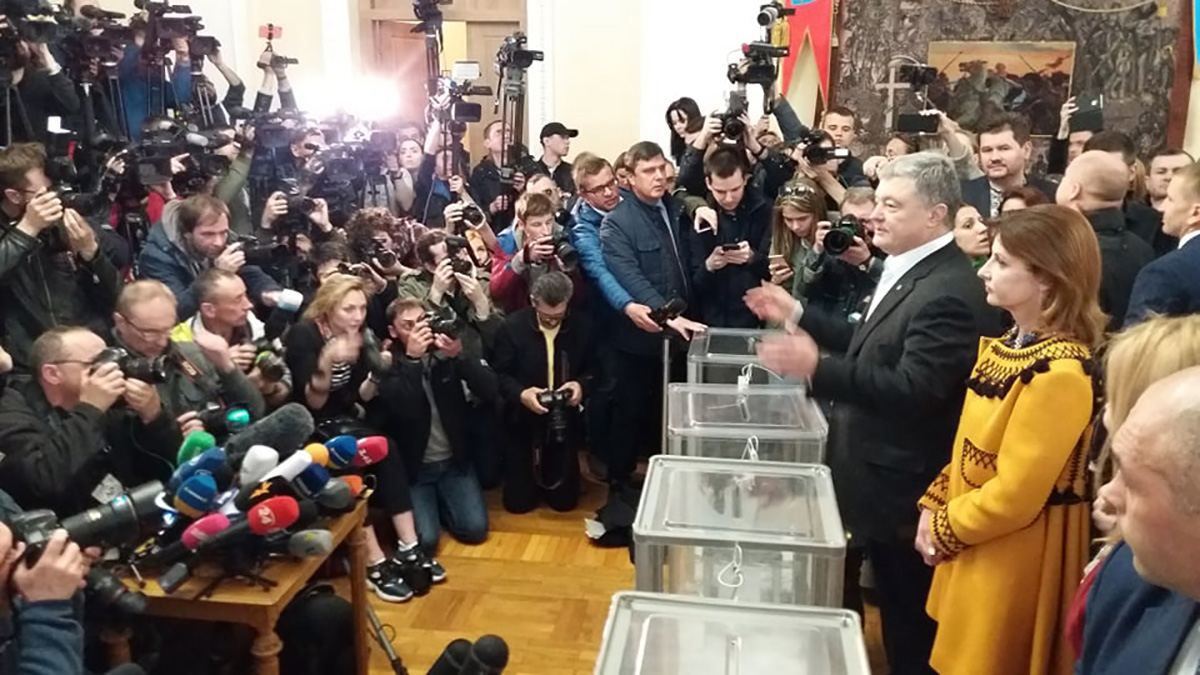 Порошенко приехал голосовать на участок: фото и видео