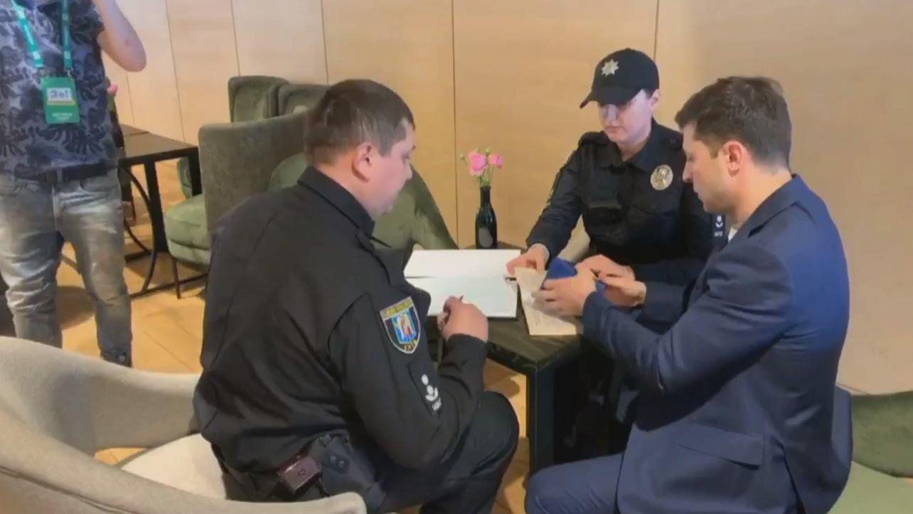 Зеленський показав заповнений бюлетень: йому виписали штраф – відео Зеленський показав заповнений бюлетень: йому виписали штраф – відео