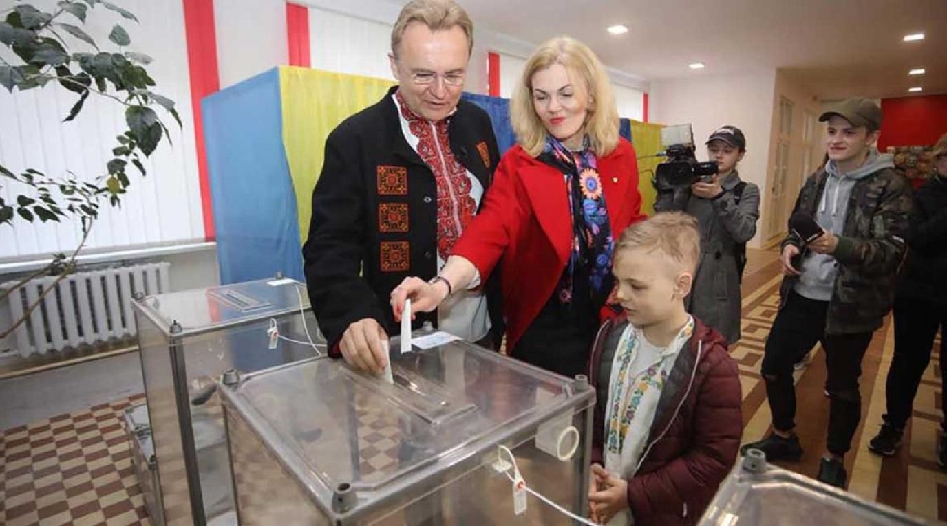 Андрей Садовый с супругой проголосовали на выборах президента