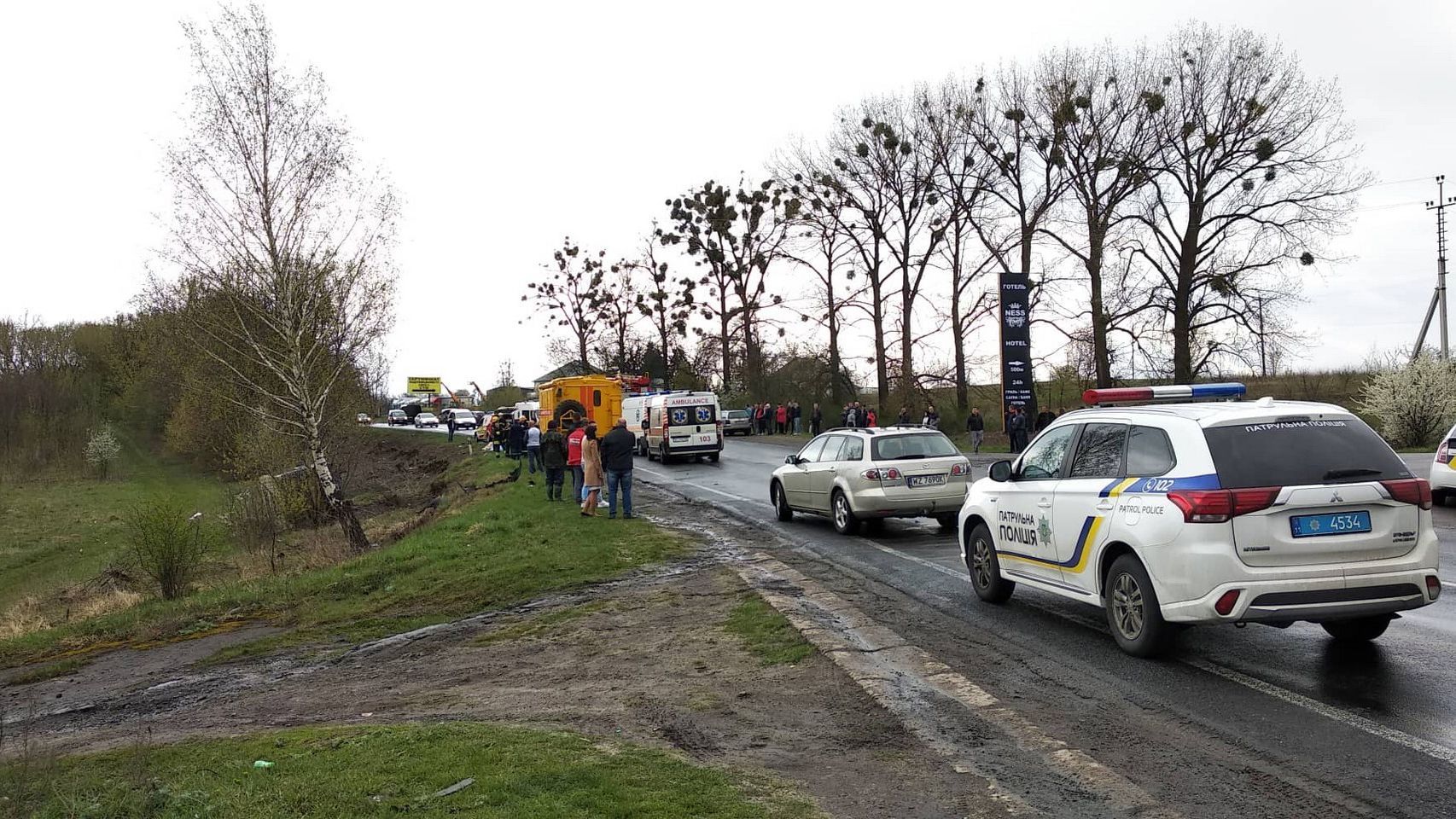 Легковик зіткнувся з автобусом під Луцьком: багато загиблих і потерпілих, зокрема діти Легковик зіткнувся з автобусом під Луцьком: багато загиблих і потерпілих, зокрема діти