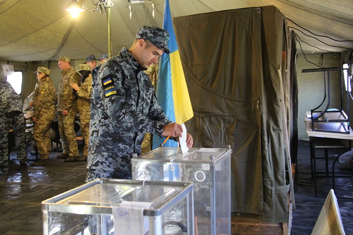 Як голосують українські військові на Донбасі: фото і відео
