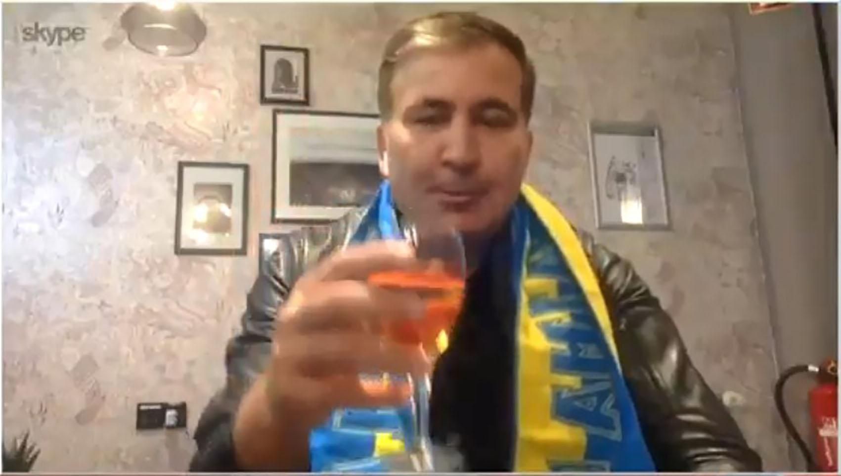 Поднял бокал: Саакшвили поздравил Зеленского с результатами экзит-пола