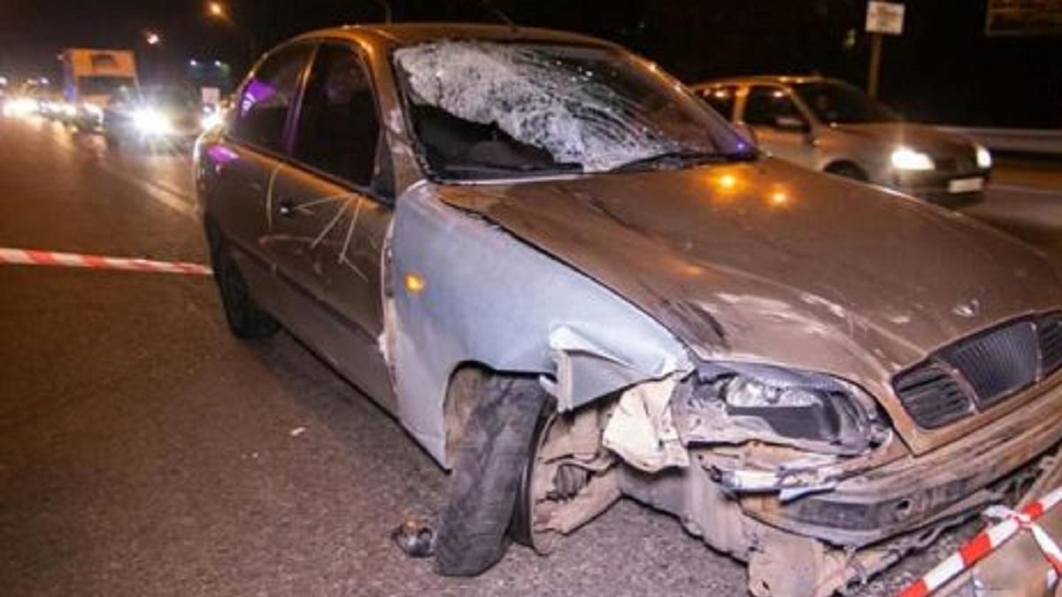 Кривава ДТП в Києві: авто знесло людей на зупинці Кривава ДТП в Києві: авто знесло людей на зупинці