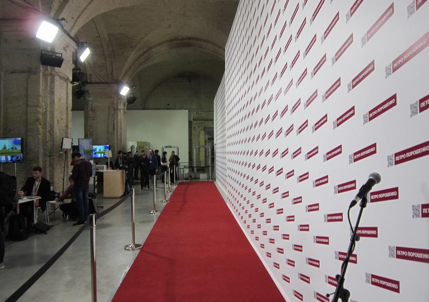 Штаб Порошенко зря постелил красную дорожку Штаб Порошенко зря постелил красную дорожку