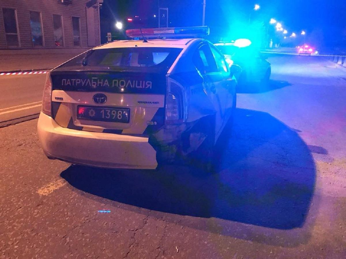 В Киеве мужчина угнал автомобиль патрульных и сбил на нем полицейскую (обновлено)