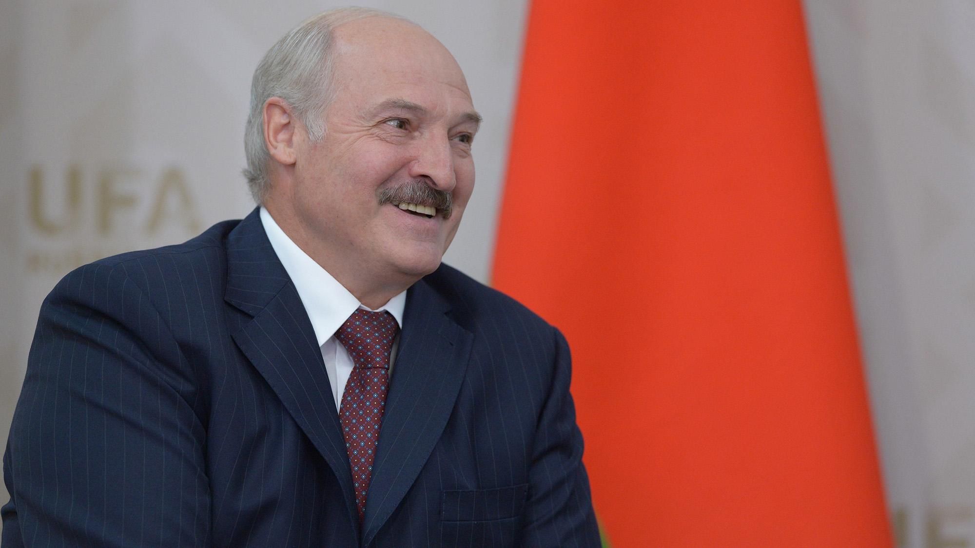 Лукашенко поздравил Зеленского с победой на президентских выборах