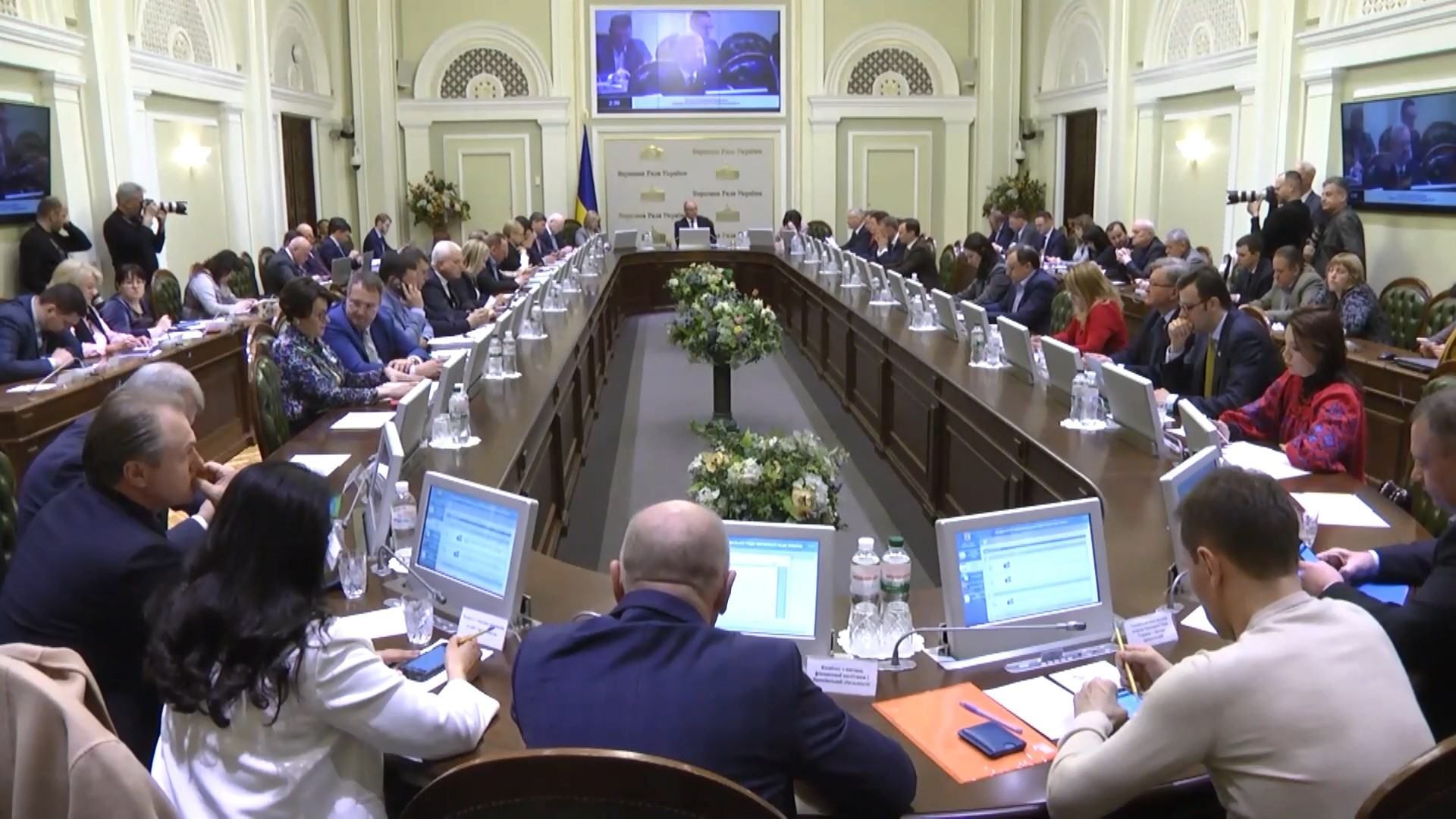 Ранок після виборів: засідання парламенту розпочалося зі скандалу Ранок після виборів: засідання парламенту розпочалося зі скандалу