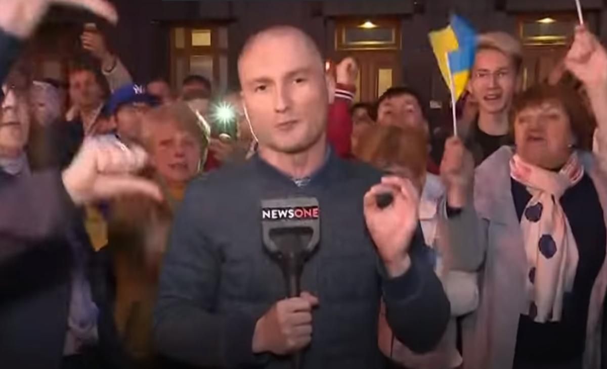 Участники акции благодарности Порошенко освистали съемочные группы NewsOne и 1+1: видео Участники акции благодарности Порошенко освистали съемочные группы NewsOne и 1+1: видео