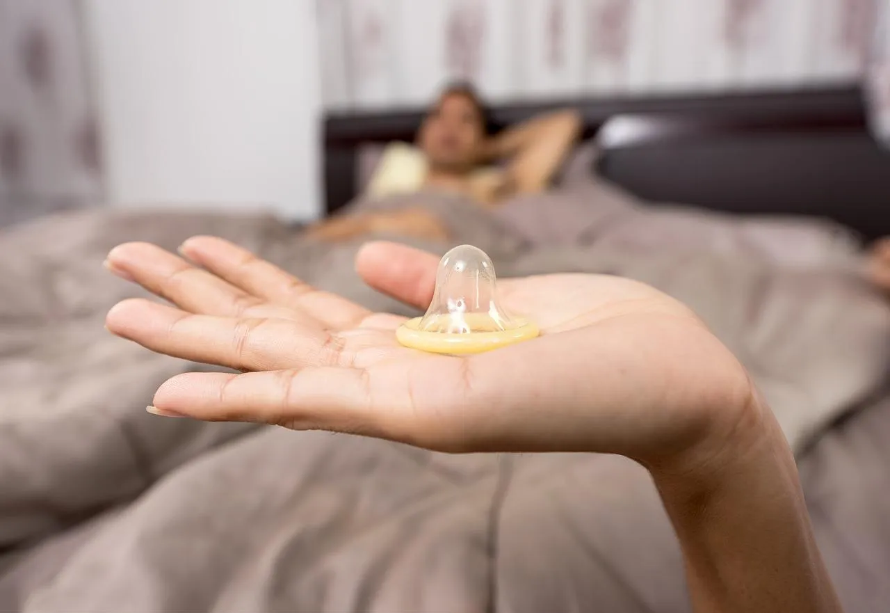 Чому можливо не випускати повітря з презерватива?