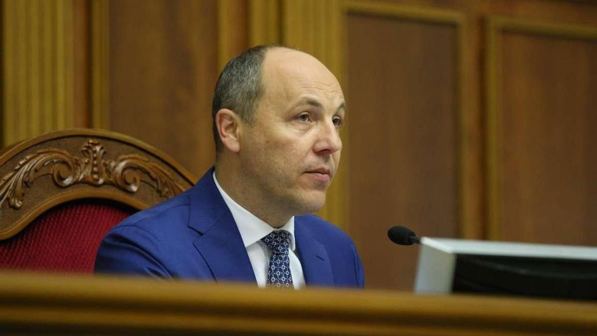 У Раді збирають підписи за відставку Парубія: фото У Раді збирають підписи за відставку Парубія: фото