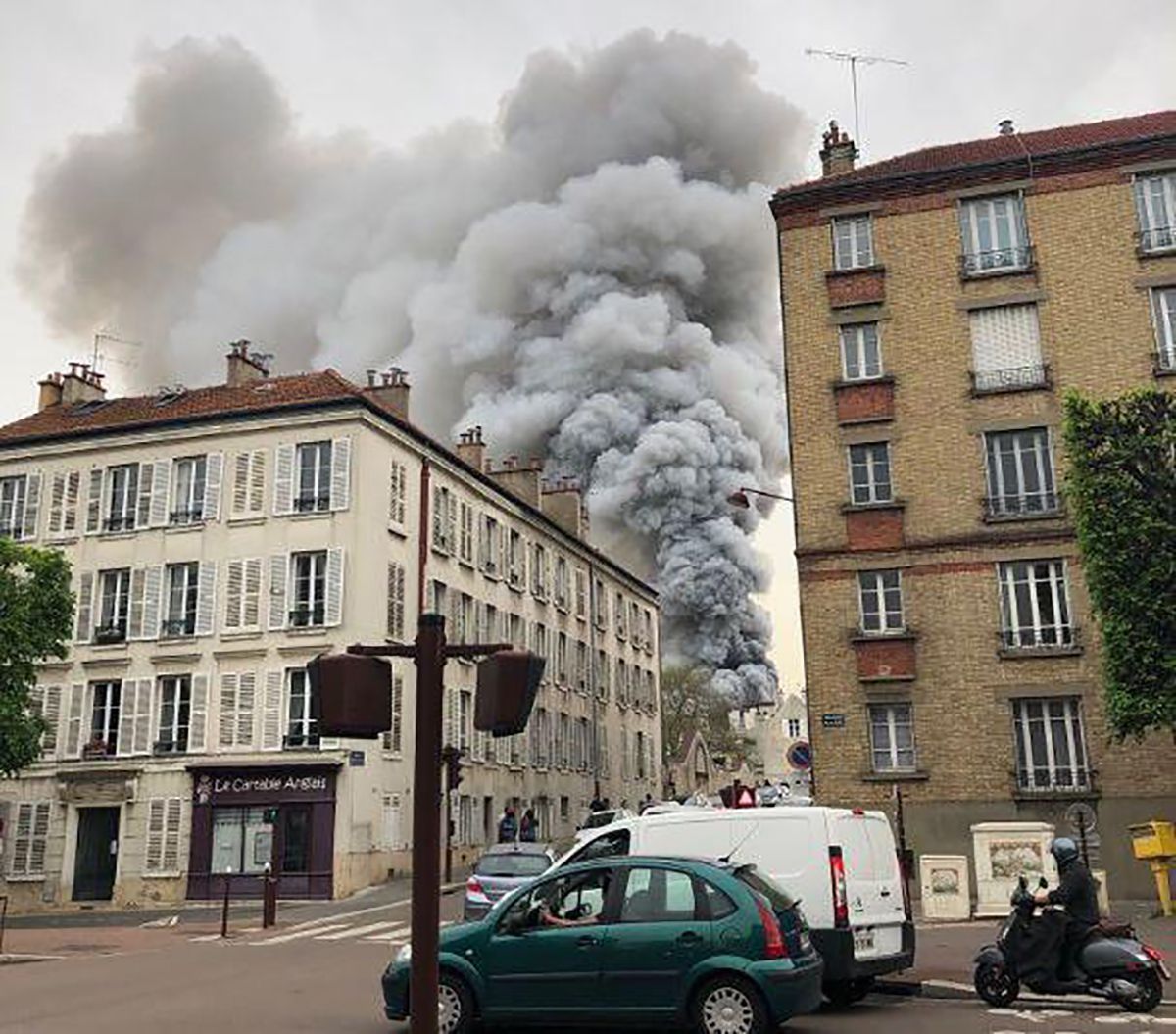 У Парижі спалахнула пожежа поблизу Версалю: фото та відео